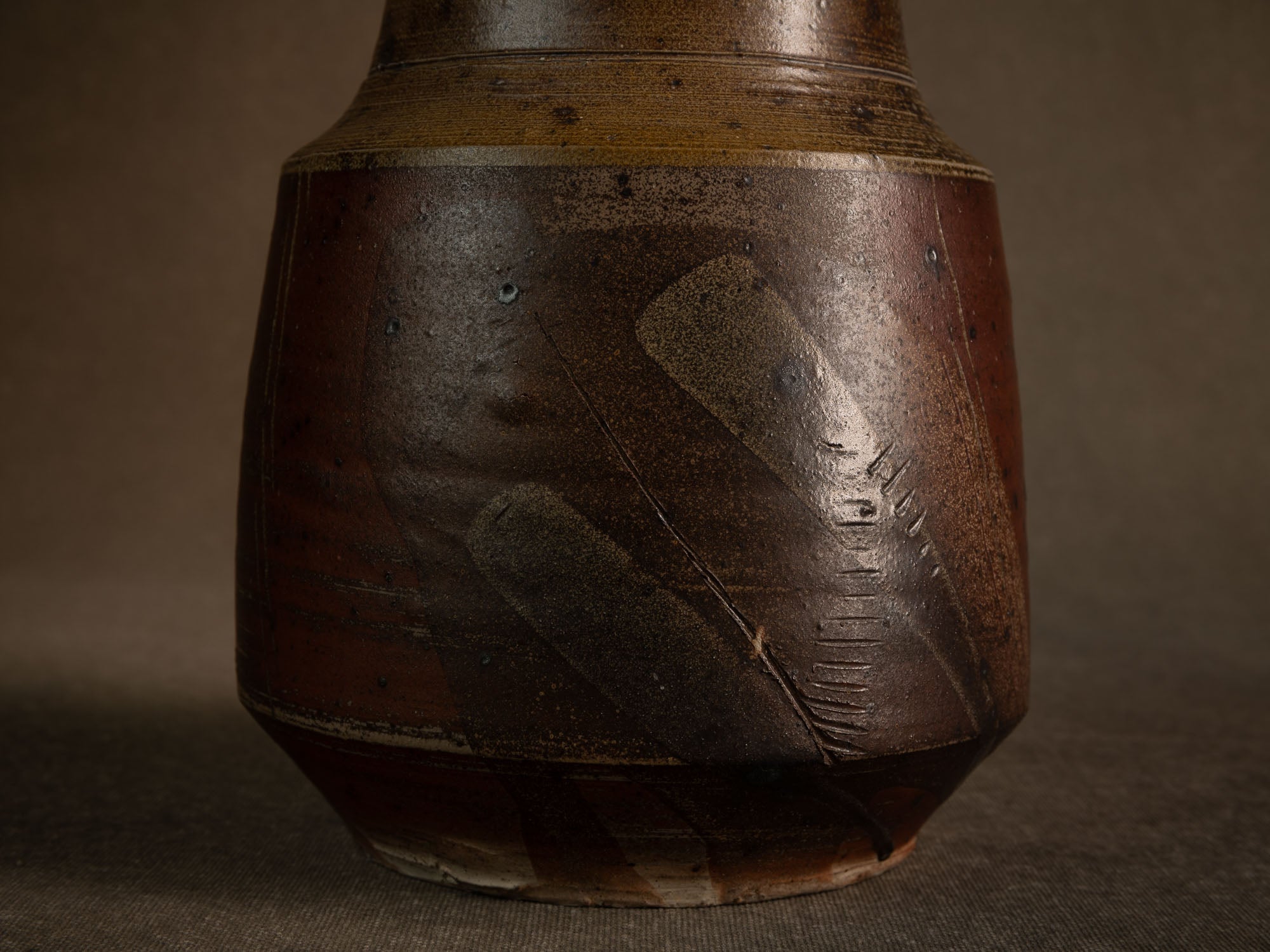 Vase en grès scarifié de Gustave Tiffoche, France (vers 1975)..Rare stoneware vase by Gustave Tiffoche, France (circa 1975)