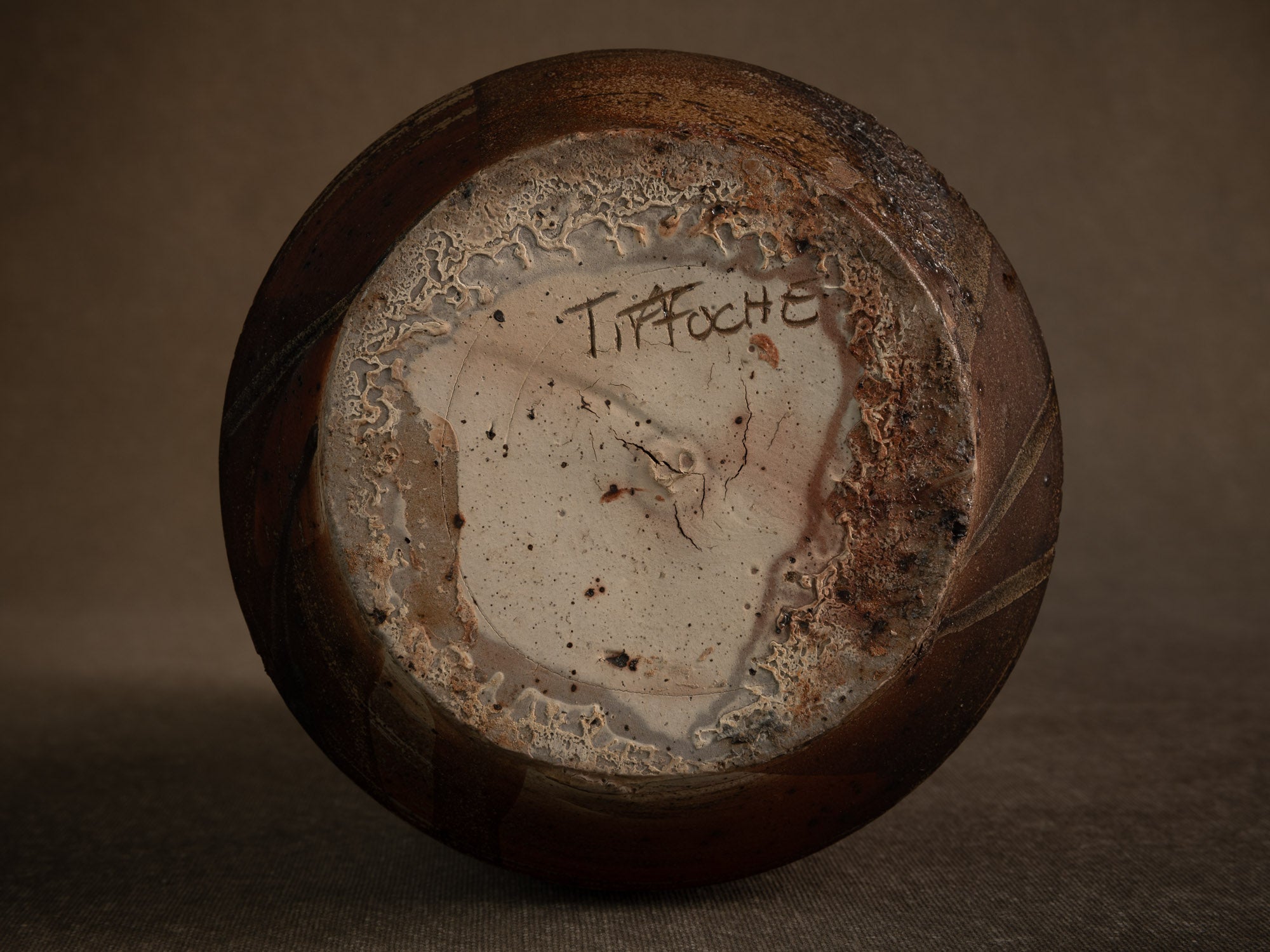 Vase en grès scarifié de Gustave Tiffoche, France (vers 1975)..Rare stoneware vase by Gustave Tiffoche, France (circa 1975)