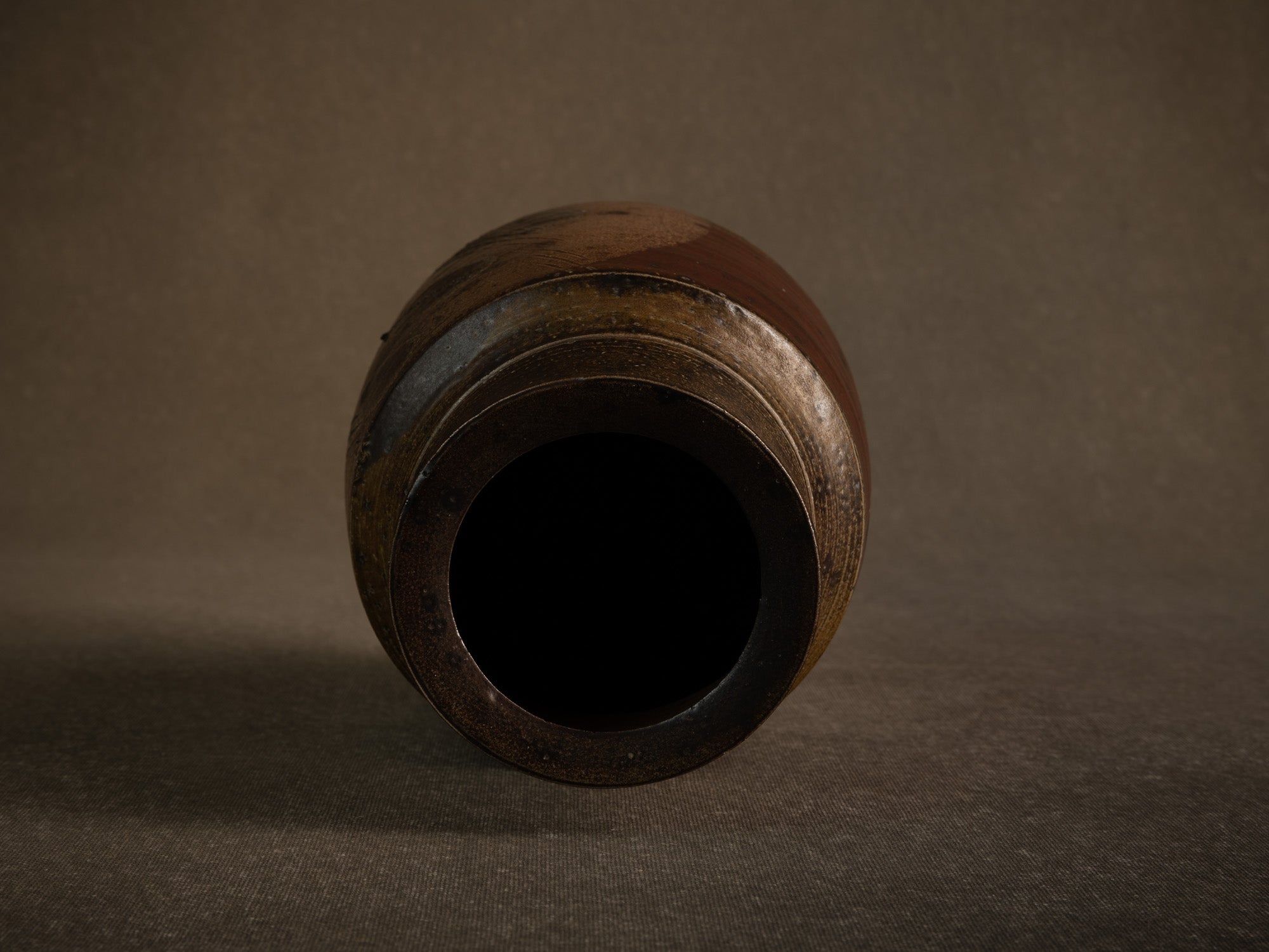 Vase en grès scarifié de Gustave Tiffoche, France (vers 1975)..Rare stoneware vase by Gustave Tiffoche, France (circa 1975)