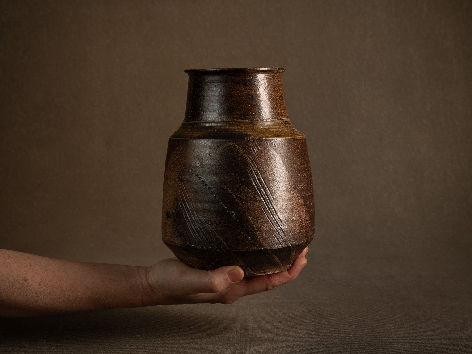 Vase en grès scarifié de Gustave Tiffoche, France (vers 1975)..Rare stoneware vase by Gustave Tiffoche, France (circa 1975)