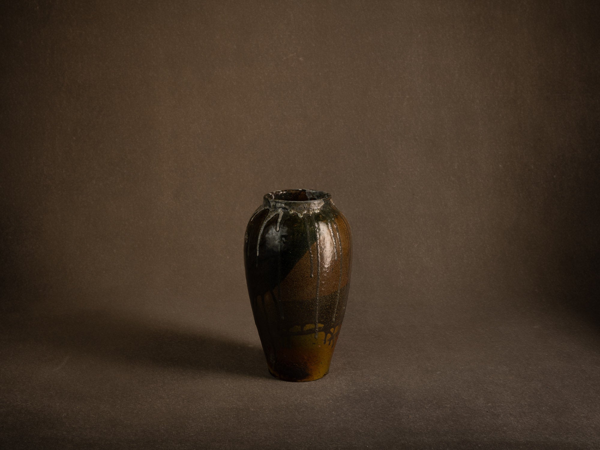 Remarquable vase Art Nouveau de Eugène Lion à Saint‑Amand‑en‑Puisaye, France (vers 1900-10)..Remarkable Art Nouveau vase by Eugène Lion in Saint-Amand-en-Puisaye, France (circa 1900-10)