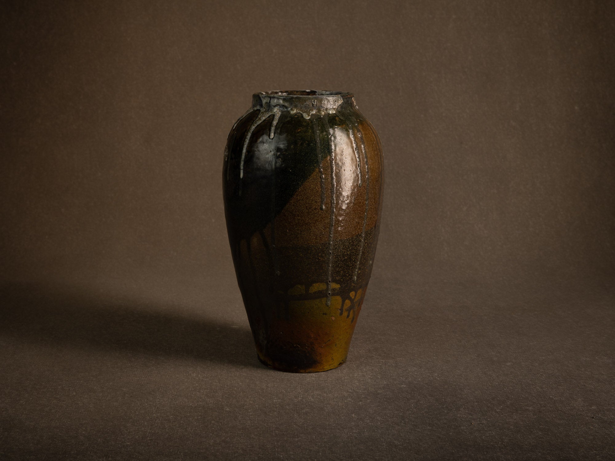 Remarquable vase Art Nouveau de Eugène Lion à Saint‑Amand‑en‑Puisaye, France (vers 1900-10)..Remarkable Art Nouveau vase by Eugène Lion in Saint-Amand-en-Puisaye, France (circa 1900-10)