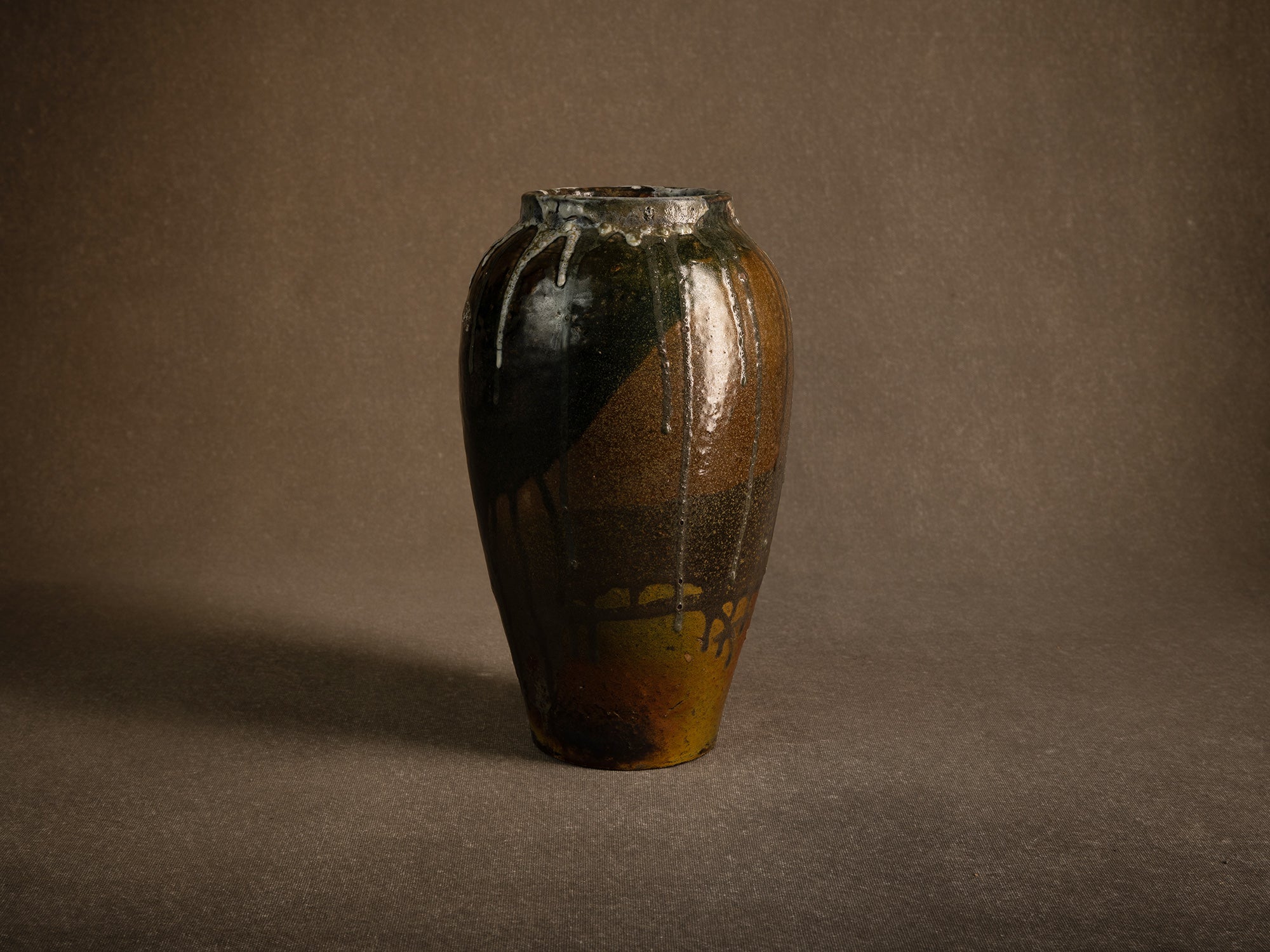 Remarquable vase Art Nouveau de Eugène Lion à Saint‑Amand‑en‑Puisaye, France (vers 1900-10)..Remarkable Art Nouveau vase by Eugène Lion in Saint-Amand-en-Puisaye, France (circa 1900-10)