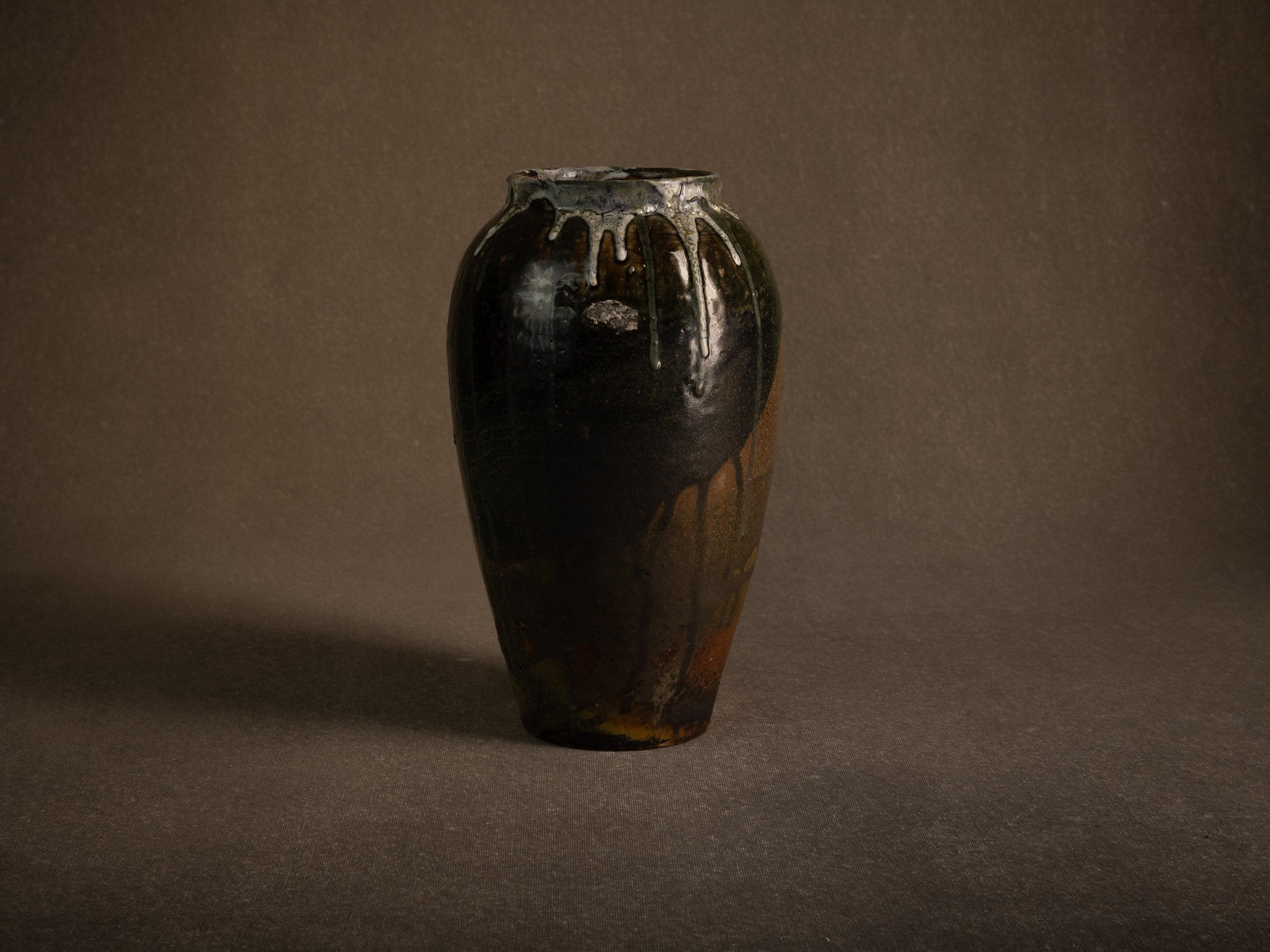 Remarquable vase Art Nouveau de Eugène Lion à Saint‑Amand‑en‑Puisaye, France (vers 1900-10)..Remarkable Art Nouveau vase by Eugène Lion in Saint-Amand-en-Puisaye, France (circa 1900-10)