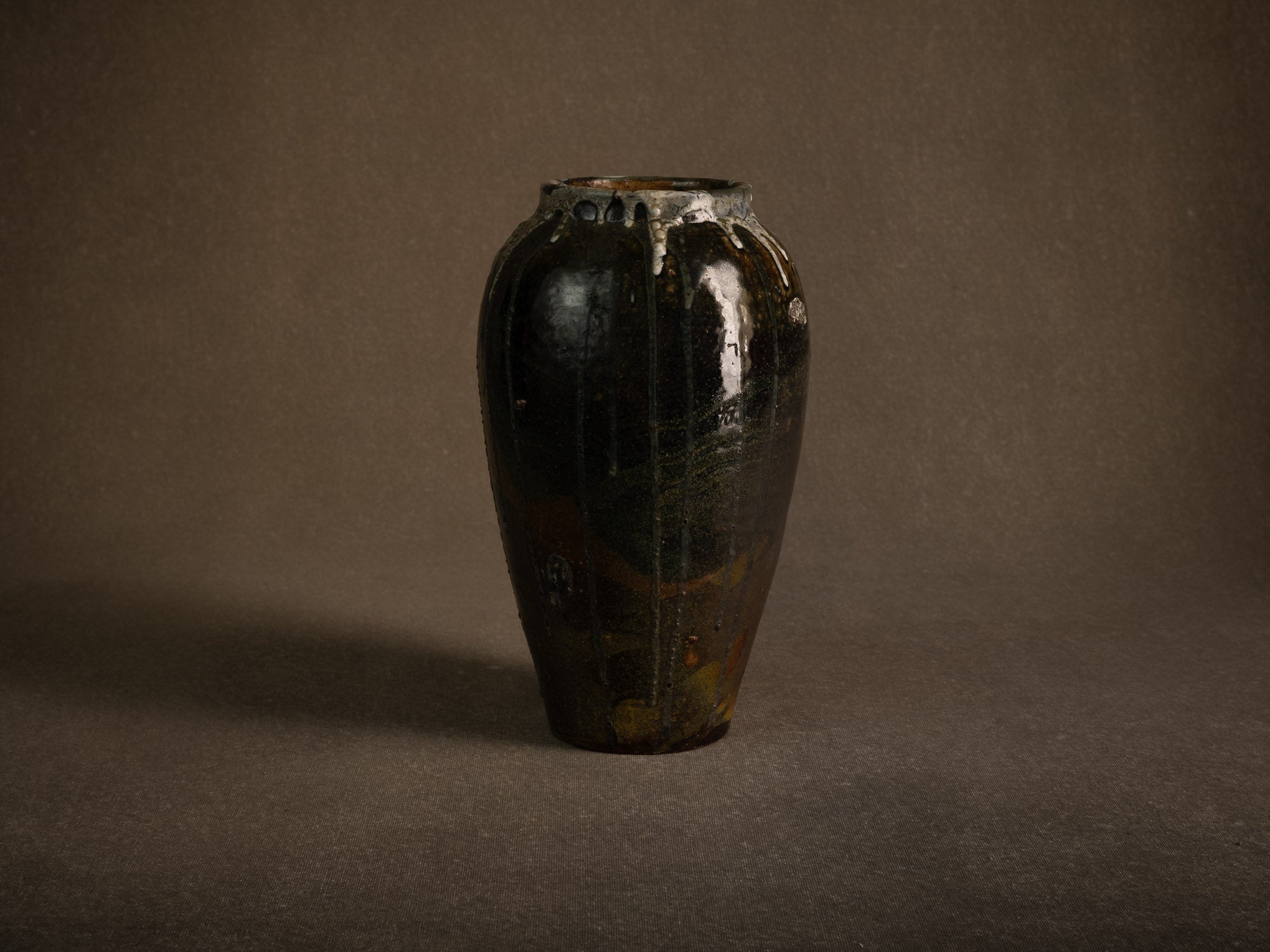 Remarquable vase Art Nouveau de Eugène Lion à Saint‑Amand‑en‑Puisaye, France (vers 1900-10)..Remarkable Art Nouveau vase by Eugène Lion in Saint-Amand-en-Puisaye, France (circa 1900-10)