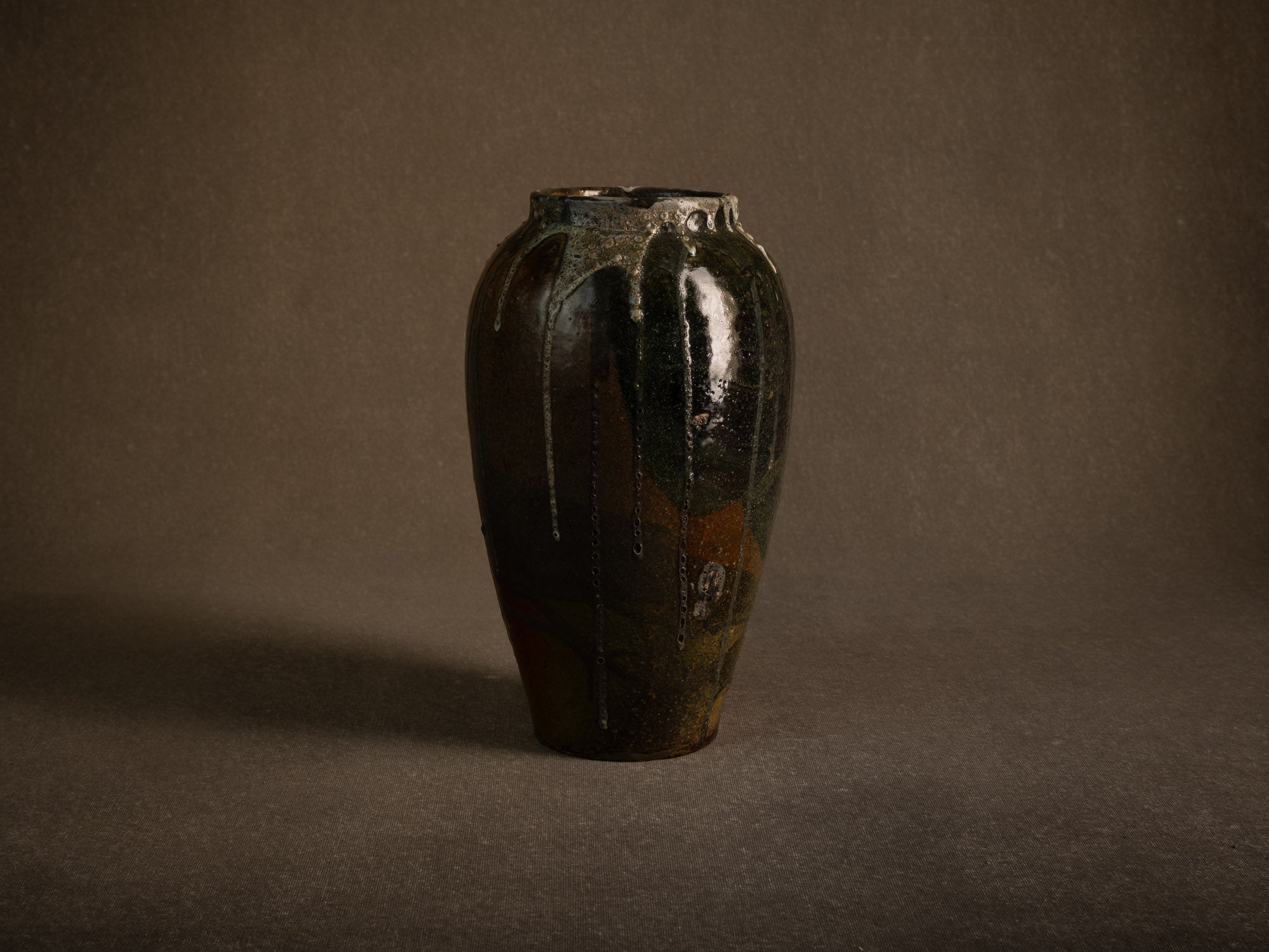 Remarquable vase Art Nouveau de Eugène Lion à Saint‑Amand‑en‑Puisaye, France (vers 1900-10)..Remarkable Art Nouveau vase by Eugène Lion in Saint-Amand-en-Puisaye, France (circa 1900-10)