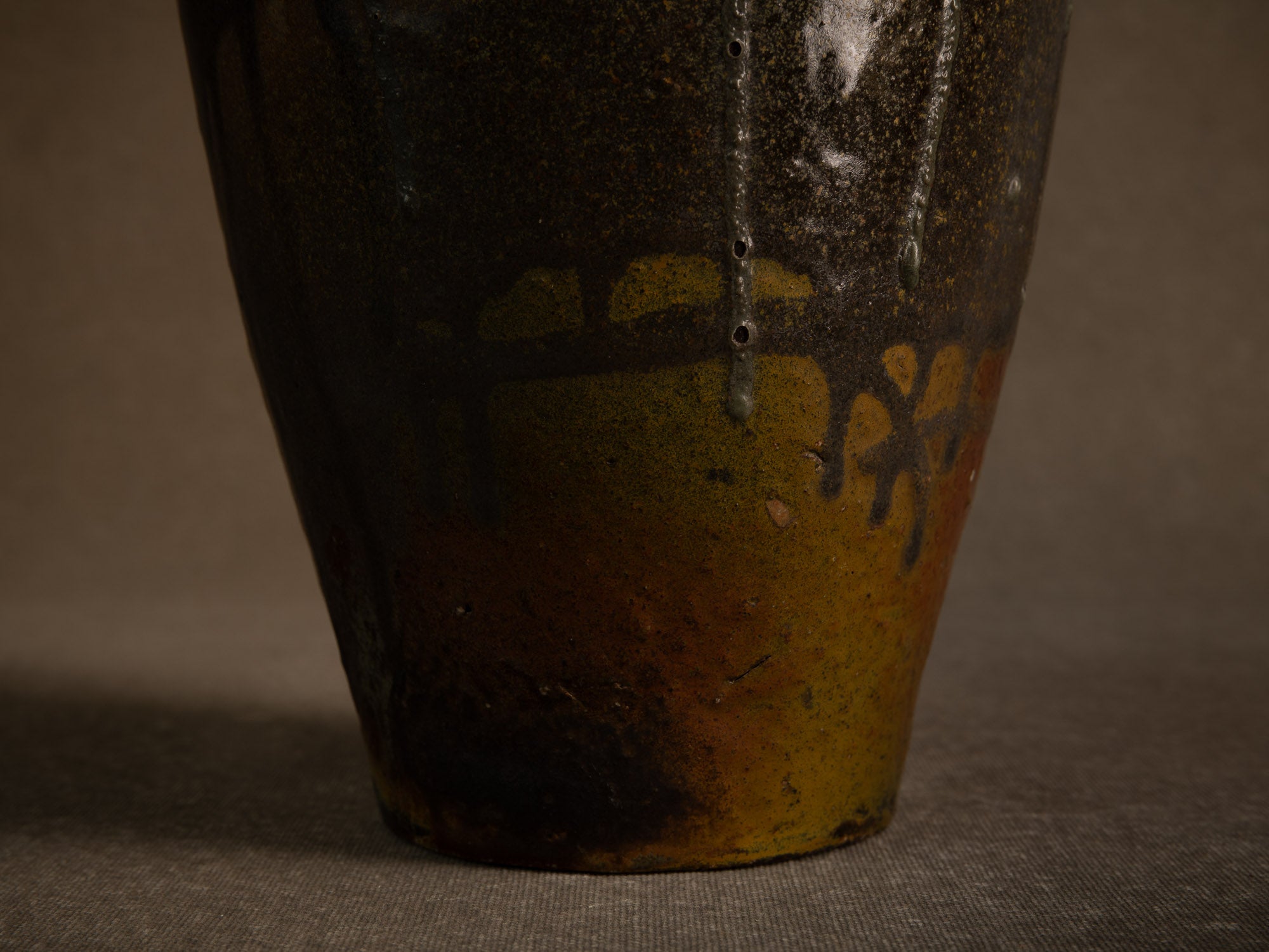 Remarquable vase Art Nouveau de Eugène Lion à Saint‑Amand‑en‑Puisaye, France (vers 1900-10)..Remarkable Art Nouveau vase by Eugène Lion in Saint-Amand-en-Puisaye, France (circa 1900-10)