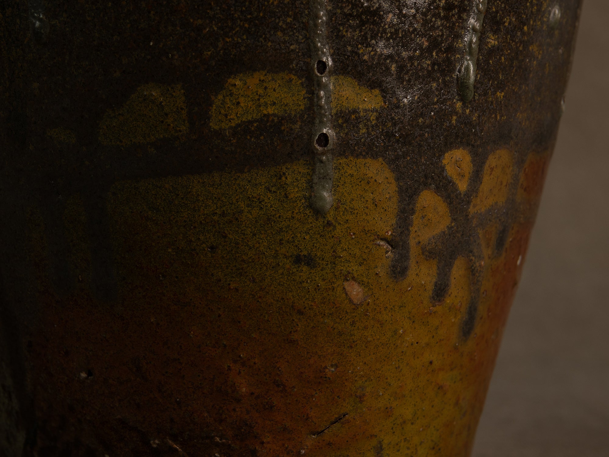 Remarquable vase Art Nouveau de Eugène Lion à Saint‑Amand‑en‑Puisaye, France (vers 1900-10)..Remarkable Art Nouveau vase by Eugène Lion in Saint-Amand-en-Puisaye, France (circa 1900-10)