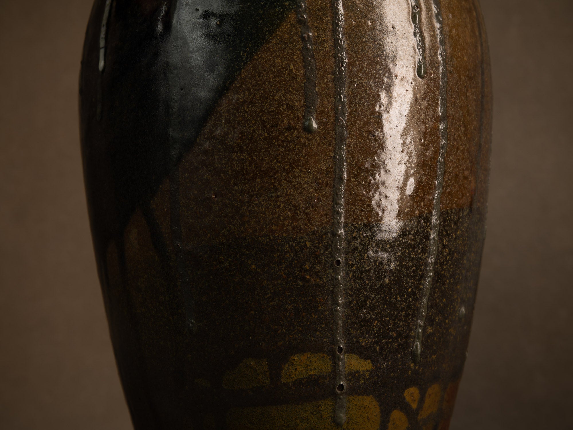 Remarquable vase Art Nouveau de Eugène Lion à Saint‑Amand‑en‑Puisaye, France (vers 1900-10)..Remarkable Art Nouveau vase by Eugène Lion in Saint-Amand-en-Puisaye, France (circa 1900-10)