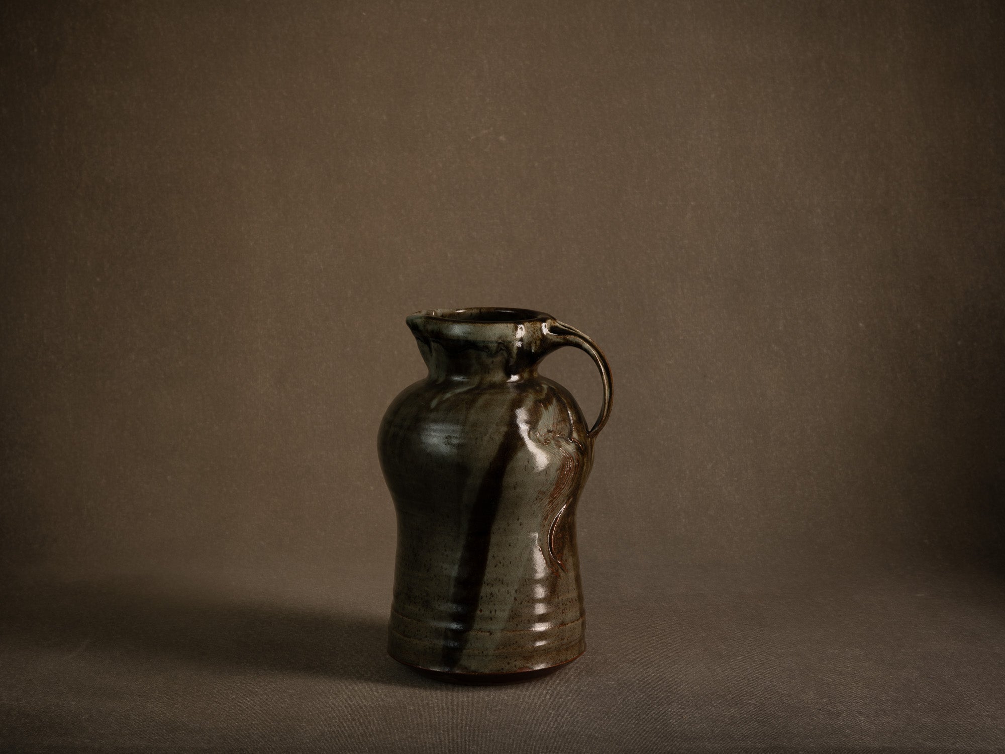 Sculptural pichet grès de Mireille & Noël Dailler à Blanot, France (vers 1970-75)..Monumental sculptural stoneware pitcher from the Blanot pottery, Noël and Mireille Dailler, France (circa 1970-75)