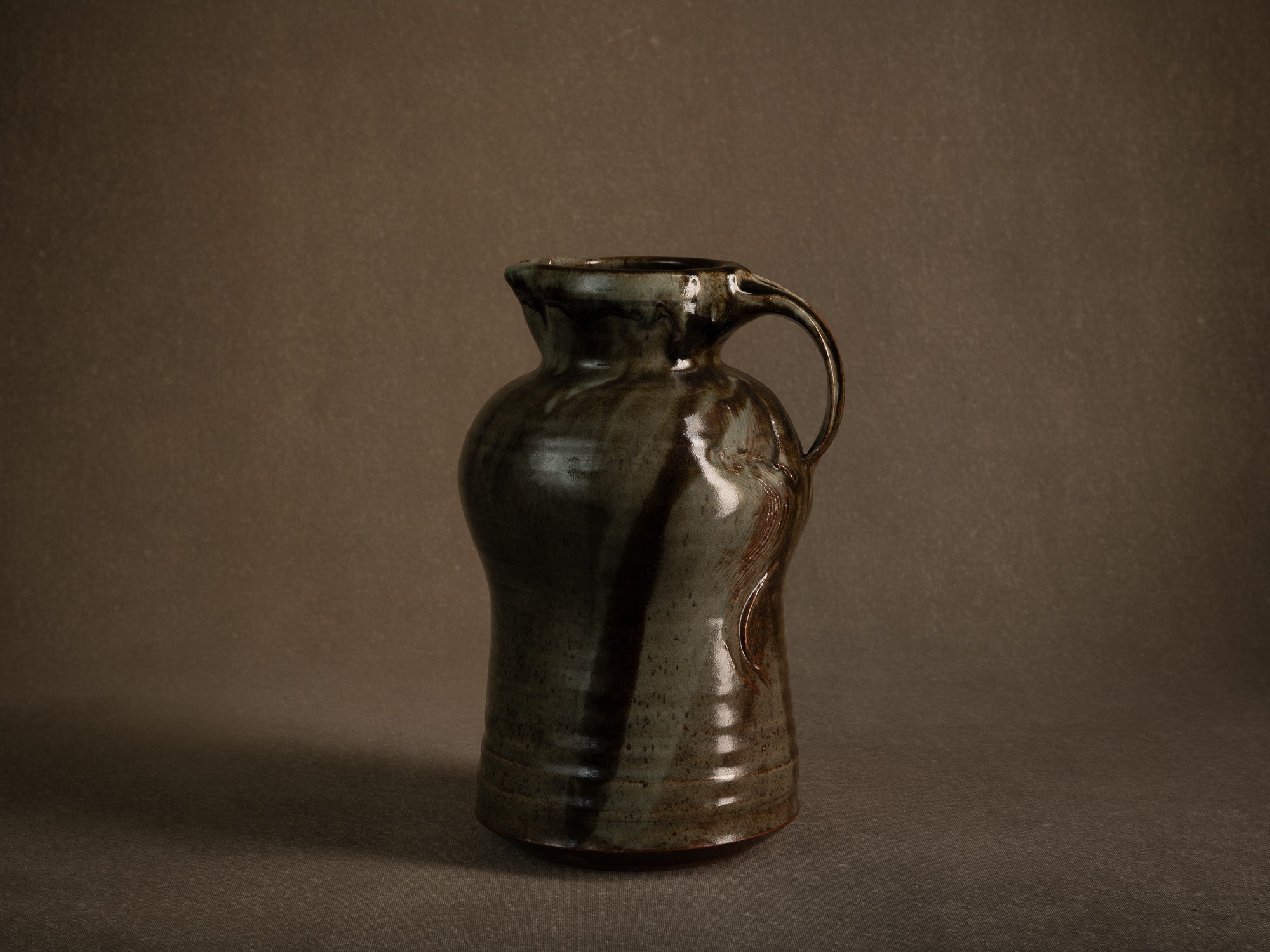 Sculptural pichet grès de Mireille & Noël Dailler à Blanot, France (vers 1970-75)..Monumental sculptural stoneware pitcher from the Blanot pottery, Noël and Mireille Dailler, France (circa 1970-75)
