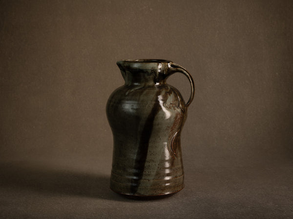 Sculptural pichet grès de Mireille & Noël Dailler à Blanot, France (vers 1970-75)..Monumental sculptural stoneware pitcher from the Blanot pottery, Noël and Mireille Dailler, France (circa 1970-75)