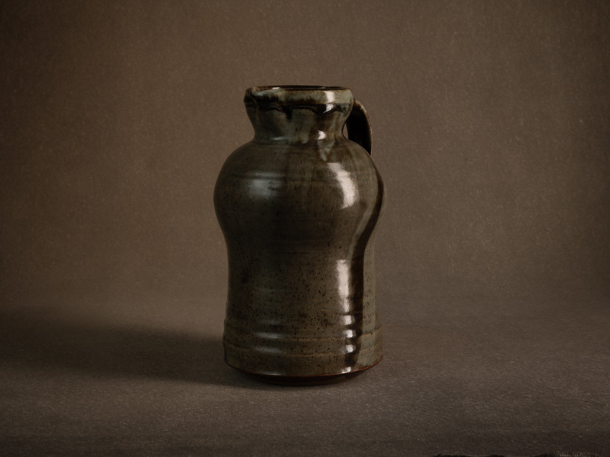 Sculptural pichet grès de Mireille & Noël Dailler à Blanot, France (vers 1970-75)..Monumental sculptural stoneware pitcher from the Blanot pottery, Noël and Mireille Dailler, France (circa 1970-75)