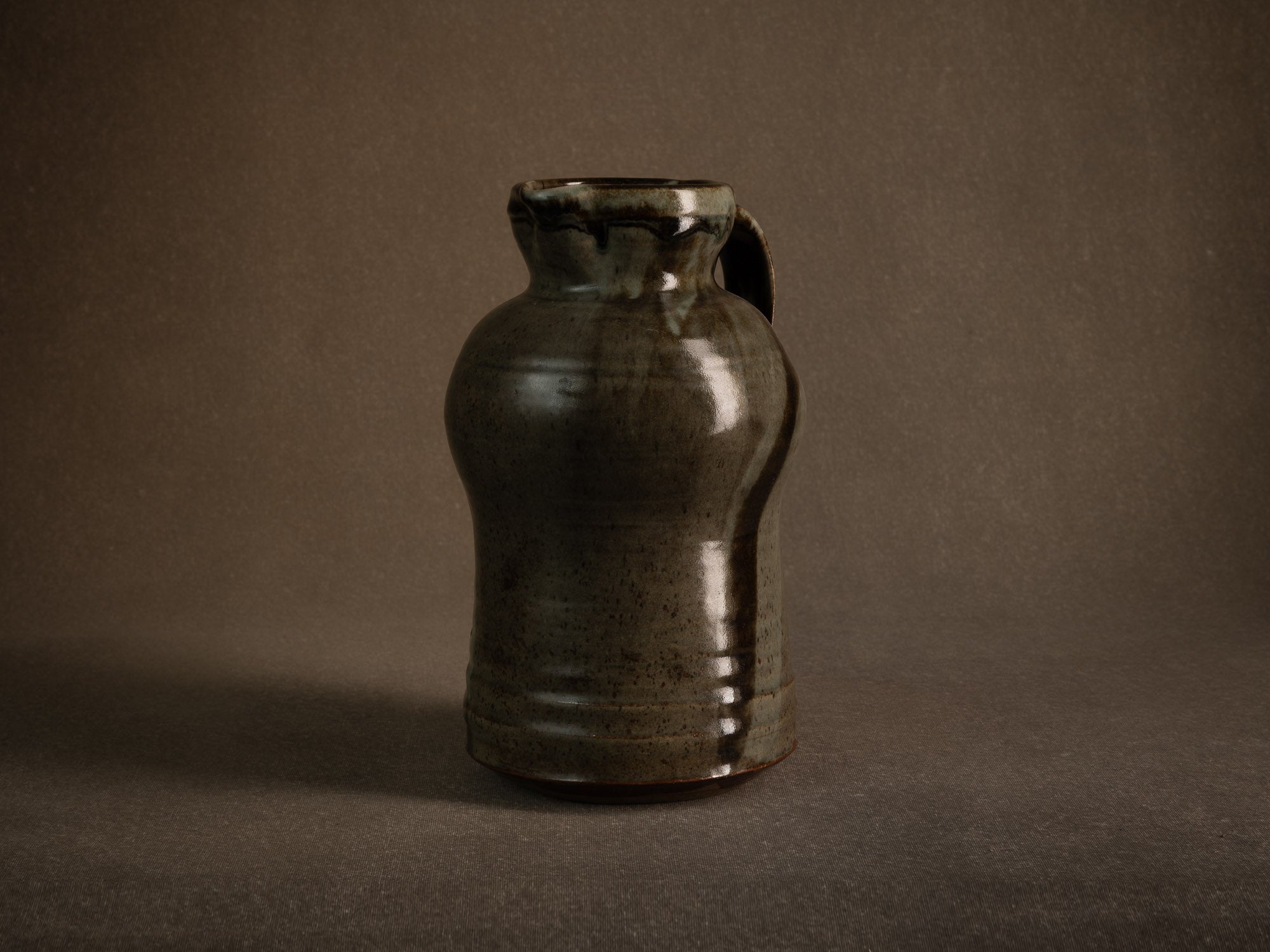 Sculptural pichet grès de Mireille & Noël Dailler à Blanot, France (vers 1970-75)..Monumental sculptural stoneware pitcher from the Blanot pottery, Noël and Mireille Dailler, France (circa 1970-75)