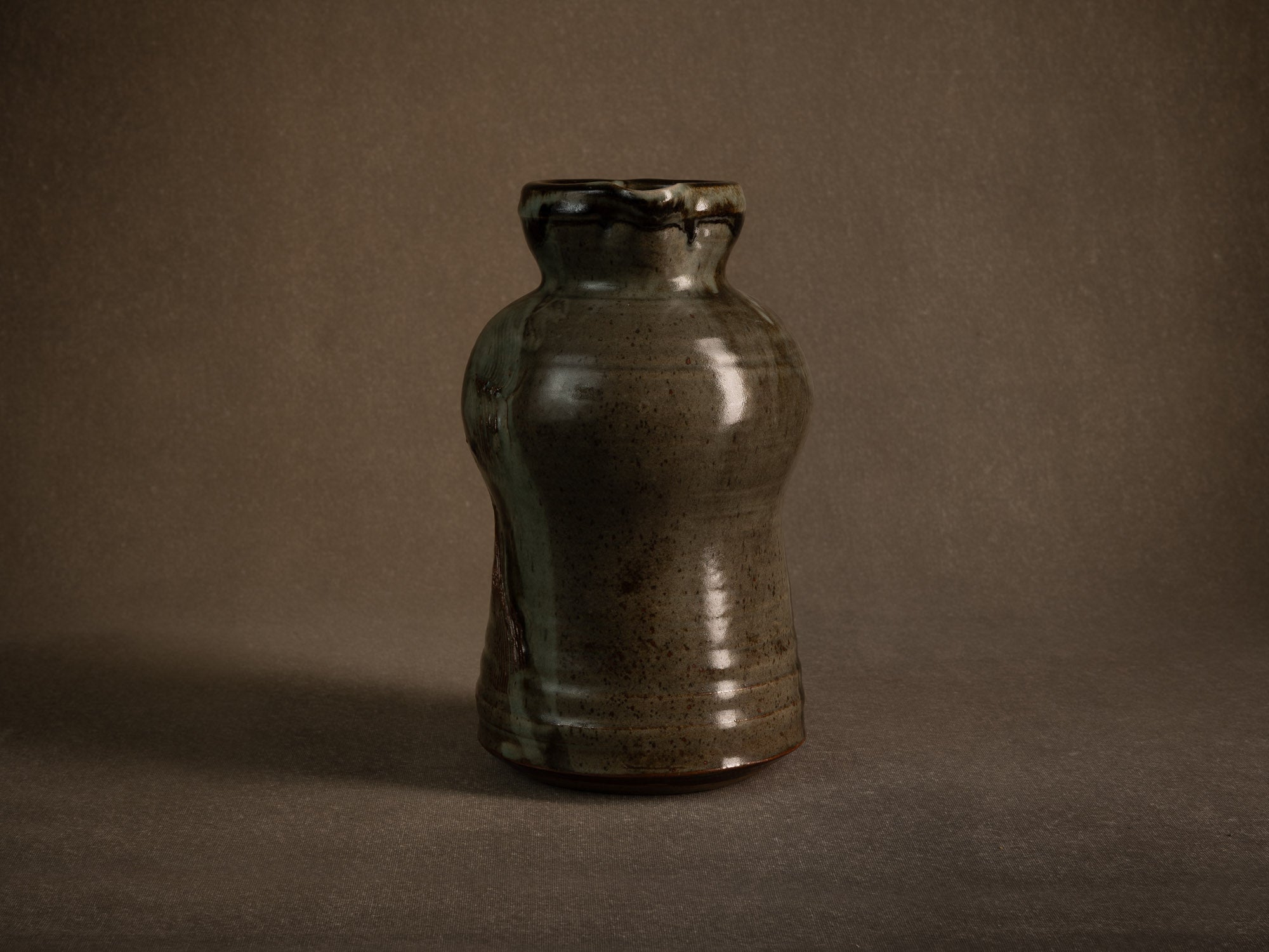 Sculptural pichet grès de Mireille & Noël Dailler à Blanot, France (vers 1970-75)..Monumental sculptural stoneware pitcher from the Blanot pottery, Noël and Mireille Dailler, France (circa 1970-75)