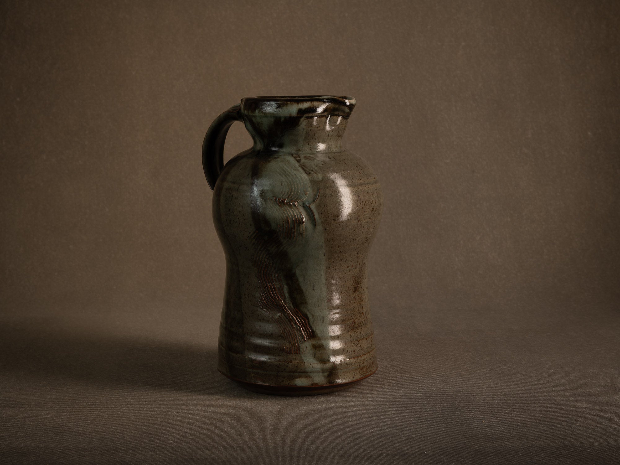 Sculptural pichet grès de Mireille & Noël Dailler à Blanot, France (vers 1970-75)..Monumental sculptural stoneware pitcher from the Blanot pottery, Noël and Mireille Dailler, France (circa 1970-75)