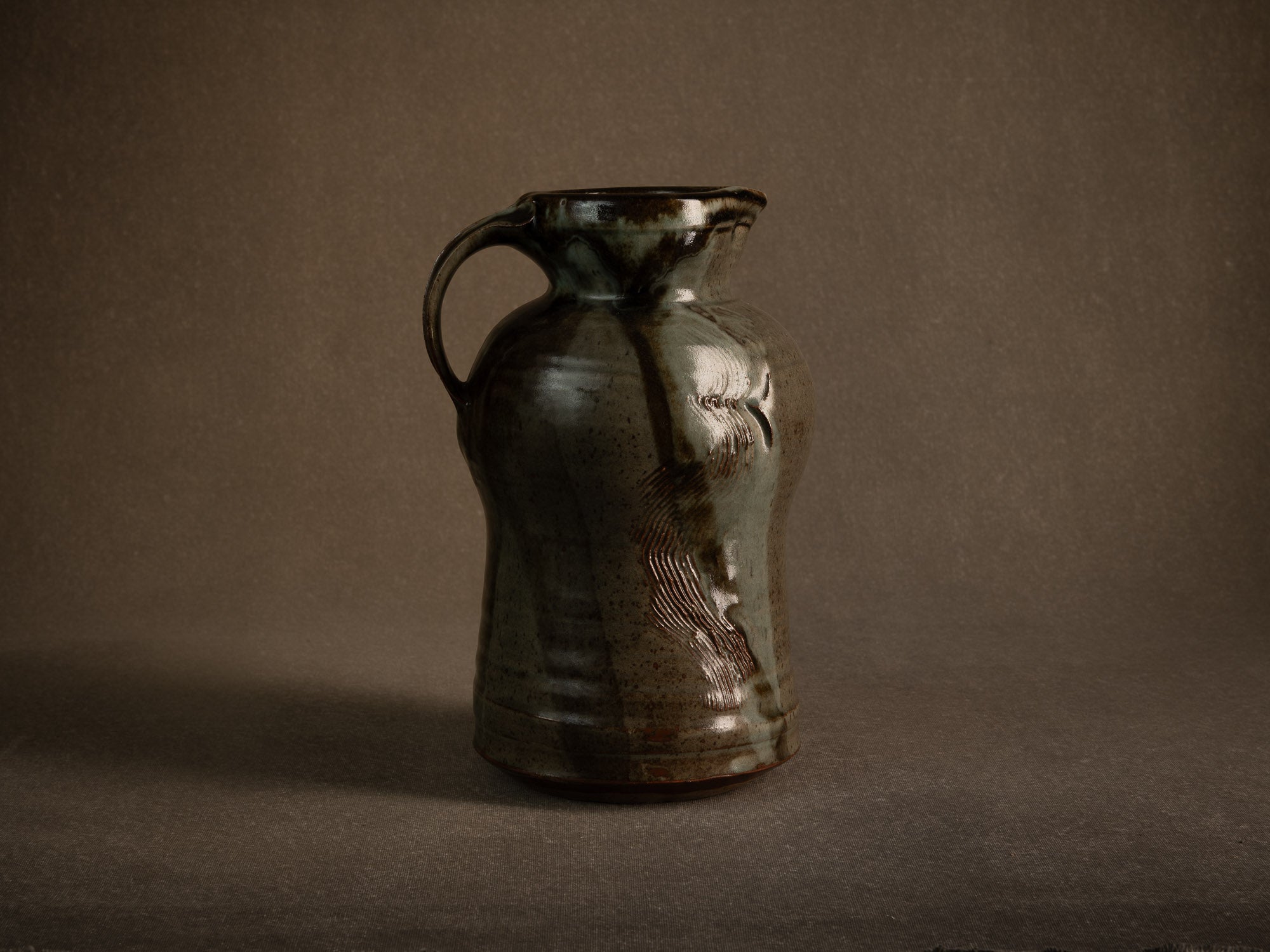 Sculptural pichet grès de Mireille & Noël Dailler à Blanot, France (vers 1970-75)..Monumental sculptural stoneware pitcher from the Blanot pottery, Noël and Mireille Dailler, France (circa 1970-75)