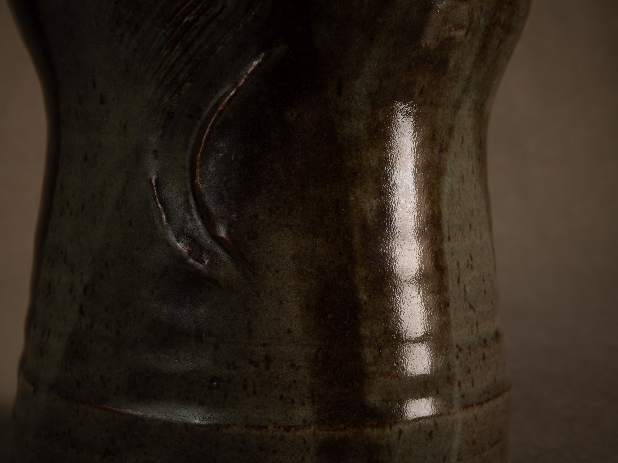 Sculptural pichet grès de Mireille & Noël Dailler à Blanot, France (vers 1970-75)..Monumental sculptural stoneware pitcher from the Blanot pottery, Noël and Mireille Dailler, France (circa 1970-75)
