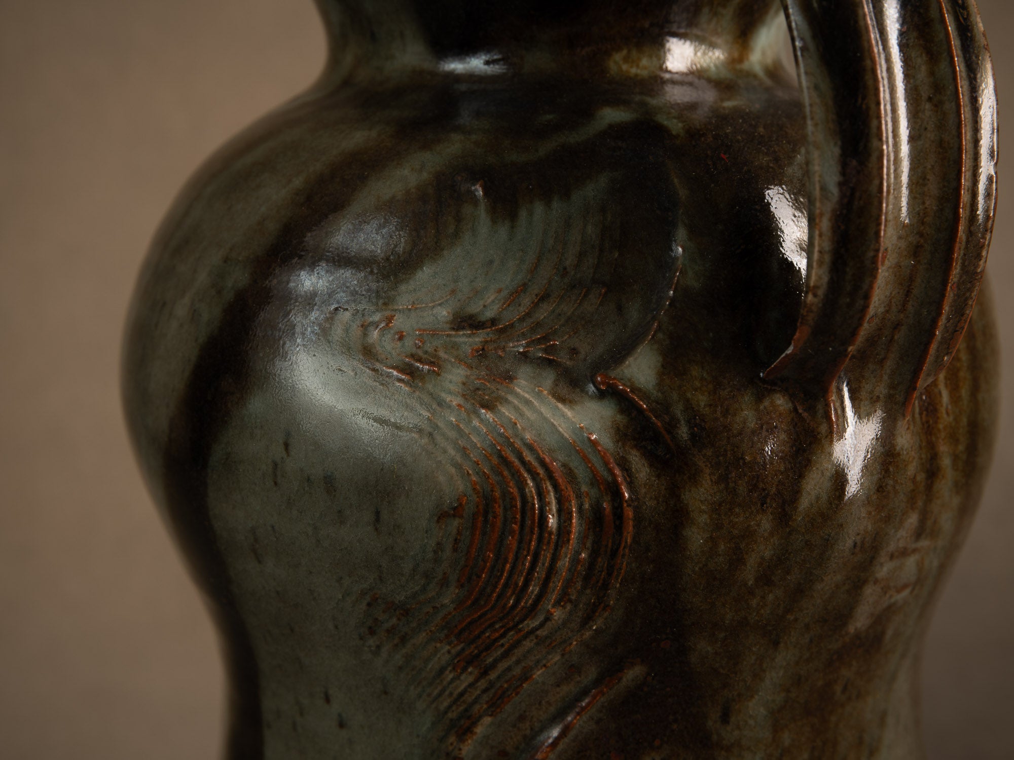 Sculptural pichet grès de Mireille & Noël Dailler à Blanot, France (vers 1970-75)..Monumental sculptural stoneware pitcher from the Blanot pottery, Noël and Mireille Dailler, France (circa 1970-75)