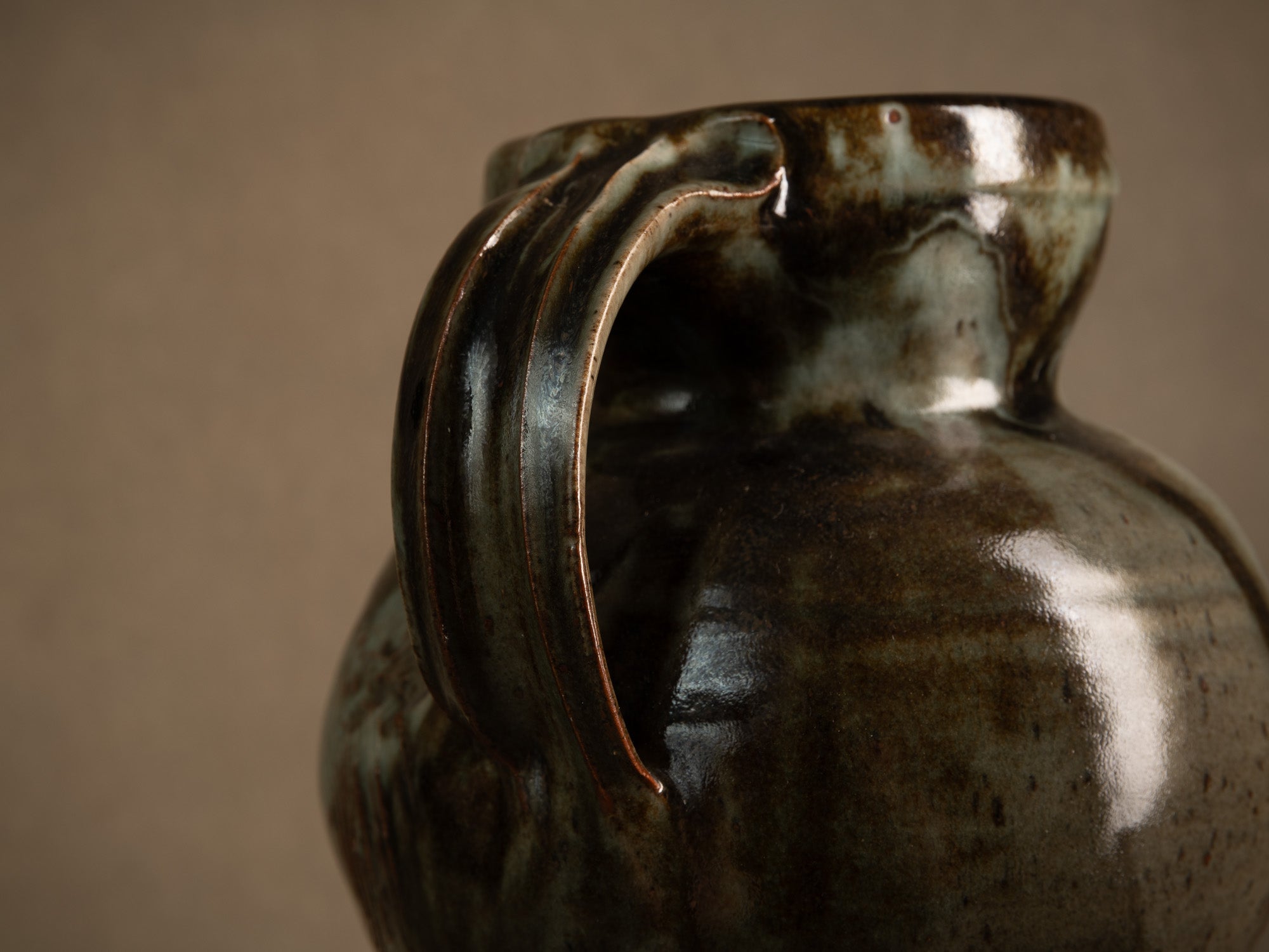 Sculptural pichet grès de Mireille & Noël Dailler à Blanot, France (vers 1970-75)..Monumental sculptural stoneware pitcher from the Blanot pottery, Noël and Mireille Dailler, France (circa 1970-75)