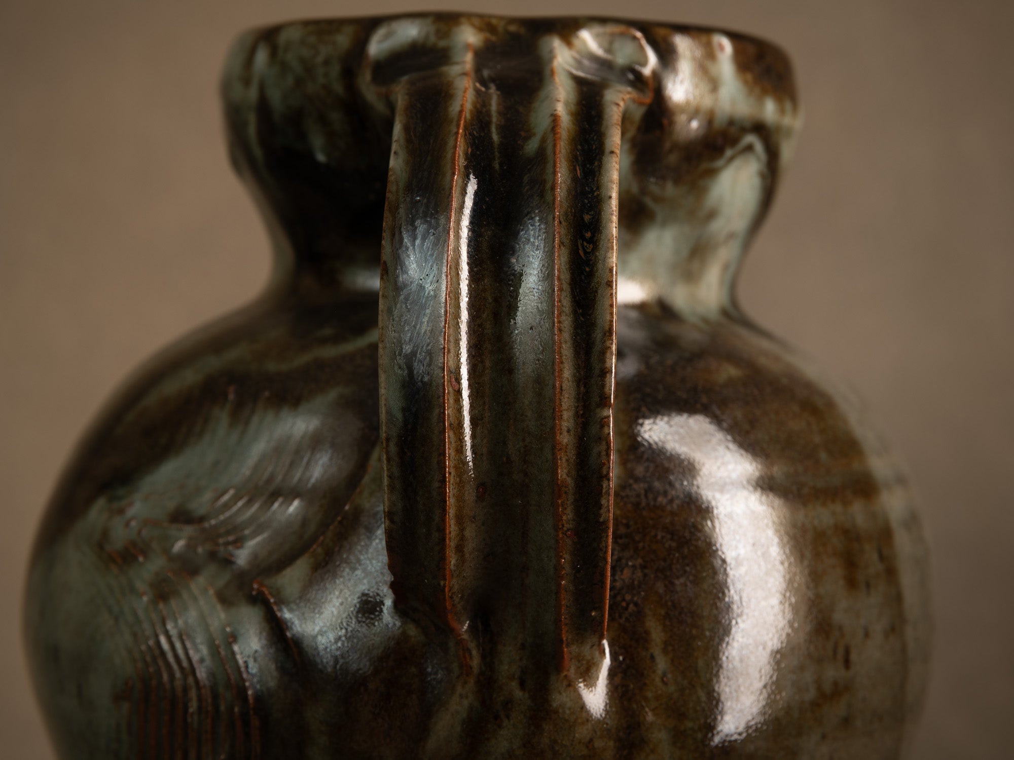 Sculptural pichet grès de Mireille & Noël Dailler à Blanot, France (vers 1970-75)..Monumental sculptural stoneware pitcher from the Blanot pottery, Noël and Mireille Dailler, France (circa 1970-75)