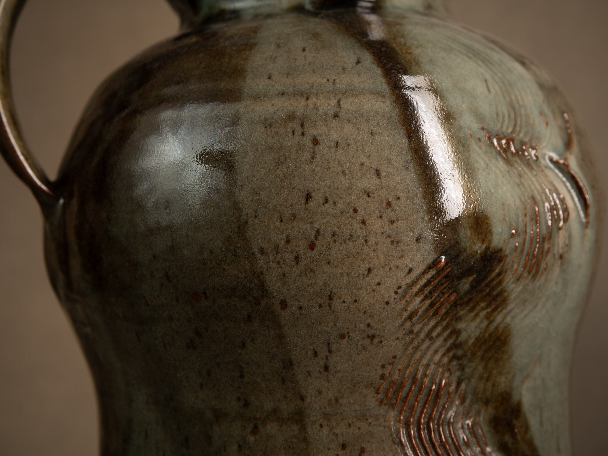 Sculptural pichet grès de Mireille & Noël Dailler à Blanot, France (vers 1970-75)..Monumental sculptural stoneware pitcher from the Blanot pottery, Noël and Mireille Dailler, France (circa 1970-75)