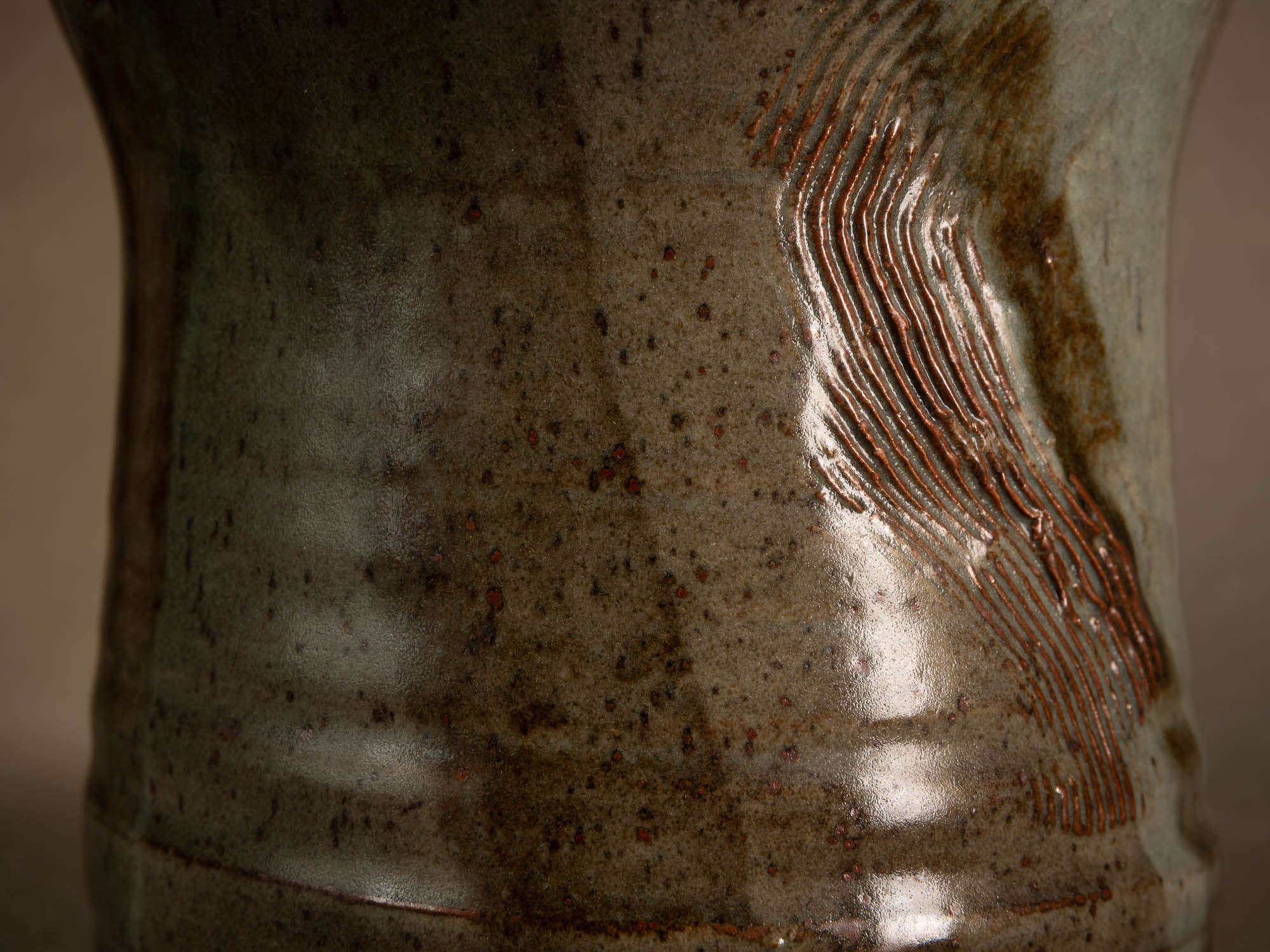 Sculptural pichet grès de Mireille & Noël Dailler à Blanot, France (vers 1970-75)..Monumental sculptural stoneware pitcher from the Blanot pottery, Noël and Mireille Dailler, France (circa 1970-75)