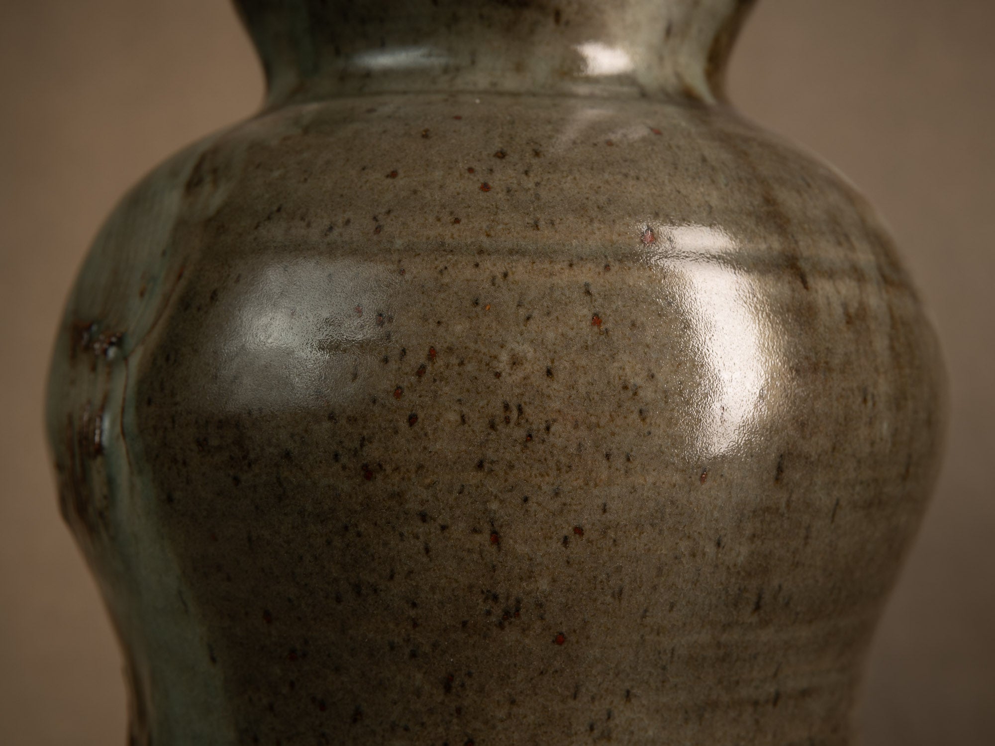 Sculptural pichet grès de Mireille & Noël Dailler à Blanot, France (vers 1970-75)..Monumental sculptural stoneware pitcher from the Blanot pottery, Noël and Mireille Dailler, France (circa 1970-75)
