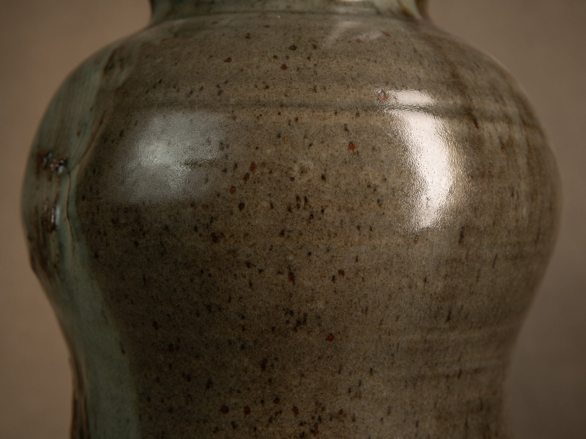 Sculptural pichet grès de Mireille & Noël Dailler à Blanot, France (vers 1970-75)..Monumental sculptural stoneware pitcher from the Blanot pottery, Noël and Mireille Dailler, France (circa 1970-75)