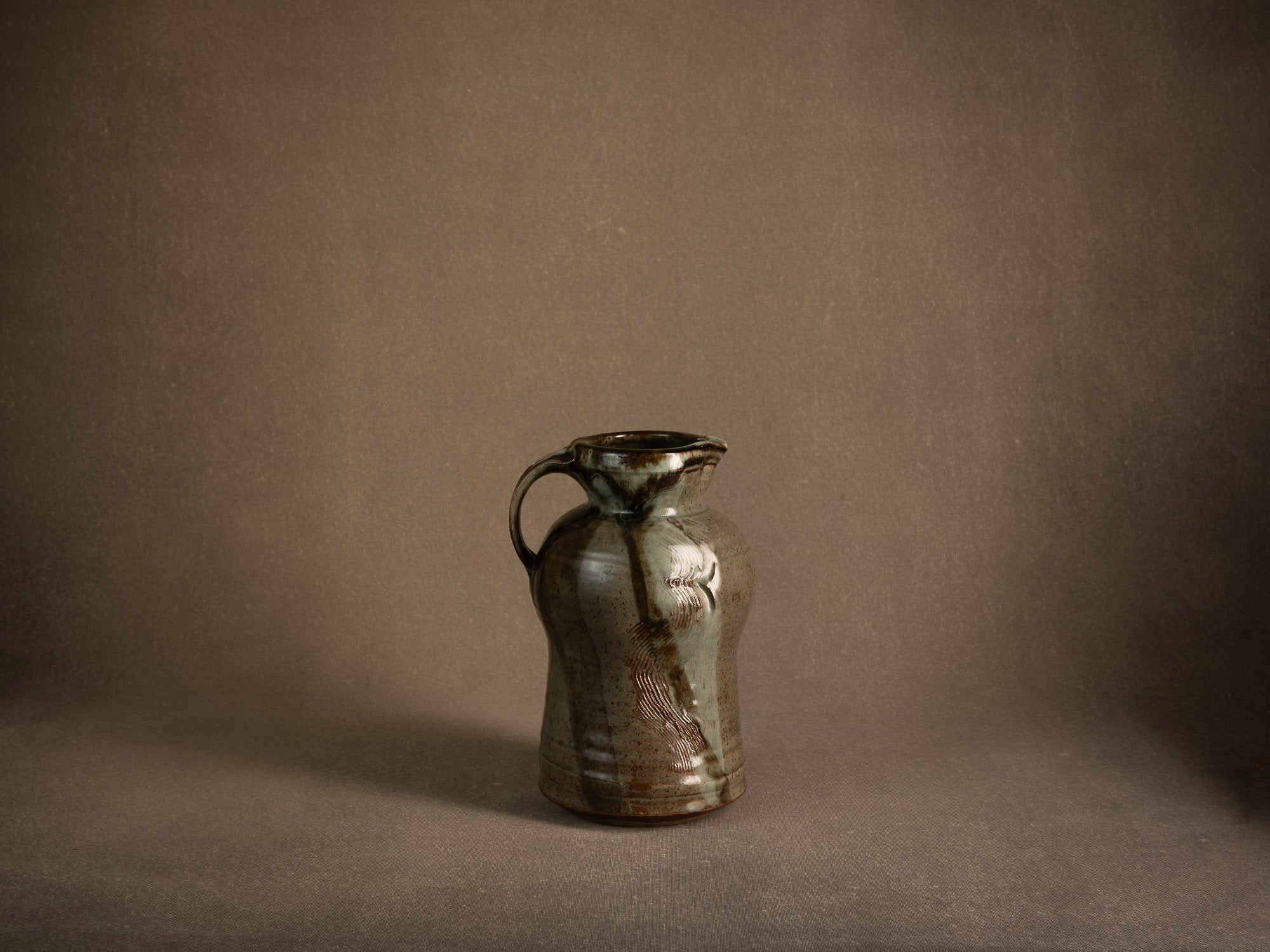 Sculptural pichet grès de Mireille & Noël Dailler à Blanot, France (vers 1970-75)..Monumental sculptural stoneware pitcher from the Blanot pottery, Noël and Mireille Dailler, France (circa 1970-75)