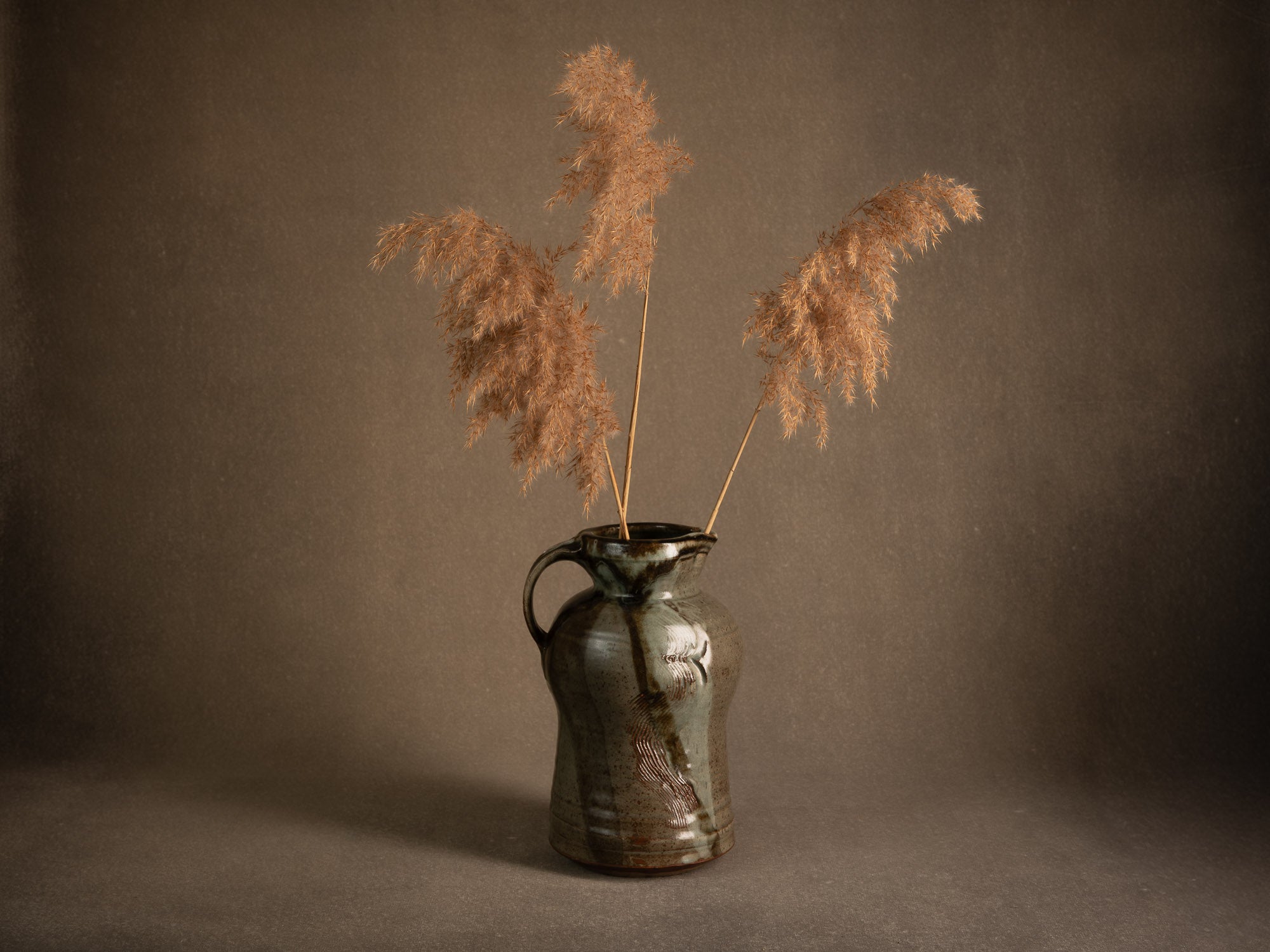Sculptural pichet grès de Mireille & Noël Dailler à Blanot, France (vers 1970-75)..Monumental sculptural stoneware pitcher from the Blanot pottery, Noël and Mireille Dailler, France (circa 1970-75)