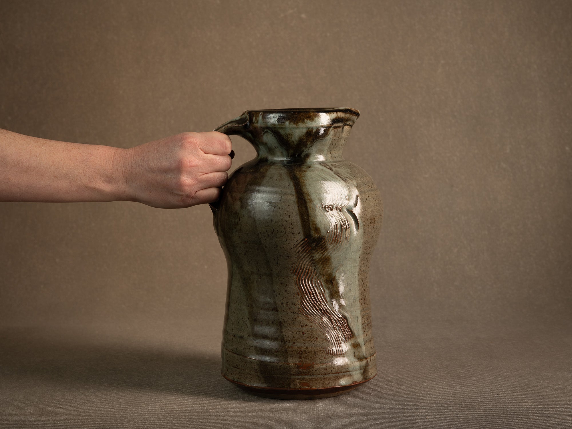 Sculptural pichet grès de Mireille & Noël Dailler à Blanot, France (vers 1970-75)..Monumental sculptural stoneware pitcher from the Blanot pottery, Noël and Mireille Dailler, France (circa 1970-75)