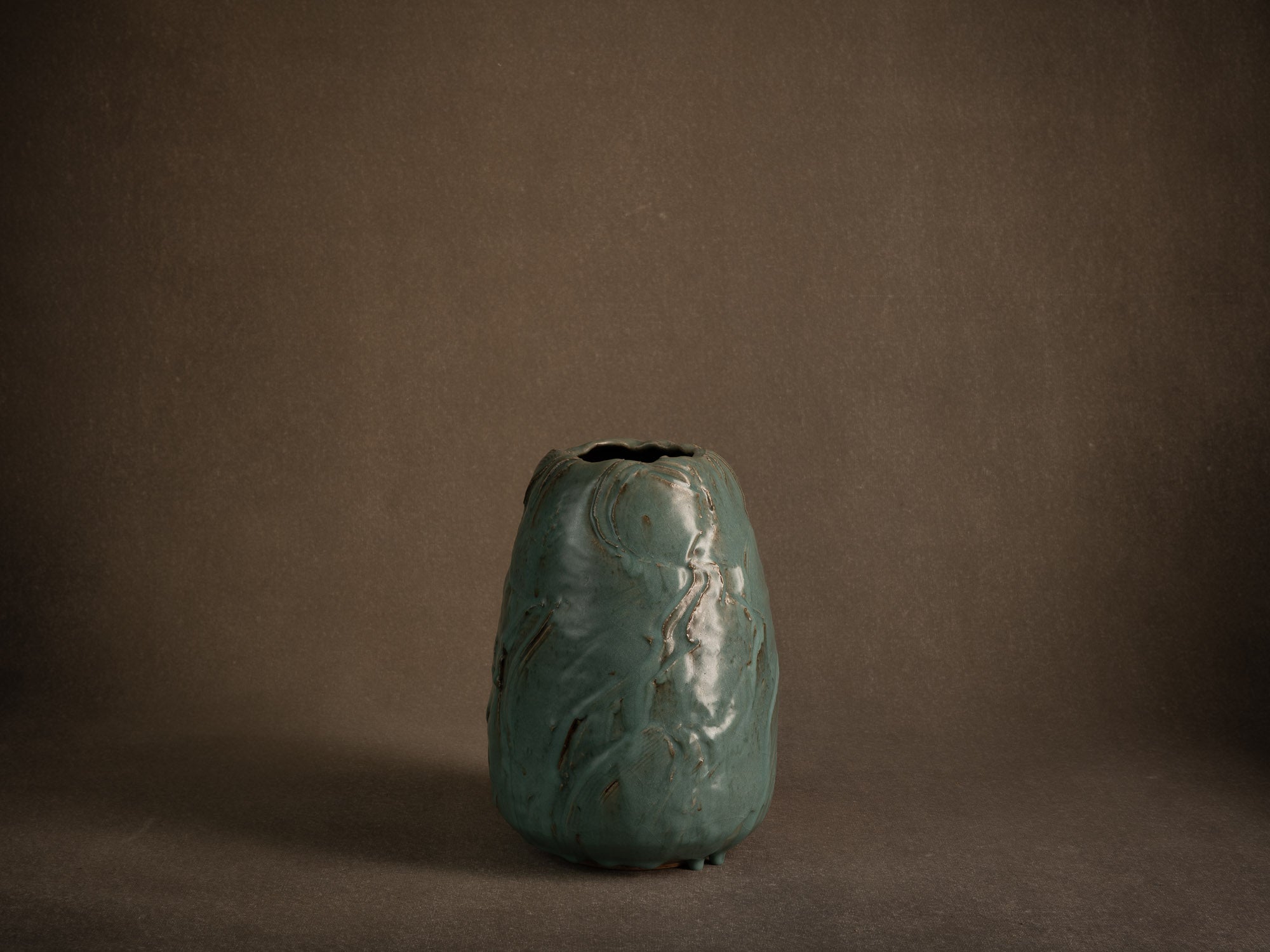 Vase en grès céladon de Jean‑Luc & Sylvie Jourdain, France (vers 2000)..Celadon stoneware vase by Jean‑Luc and Sylvie Jourdain, France (circa 2000)
