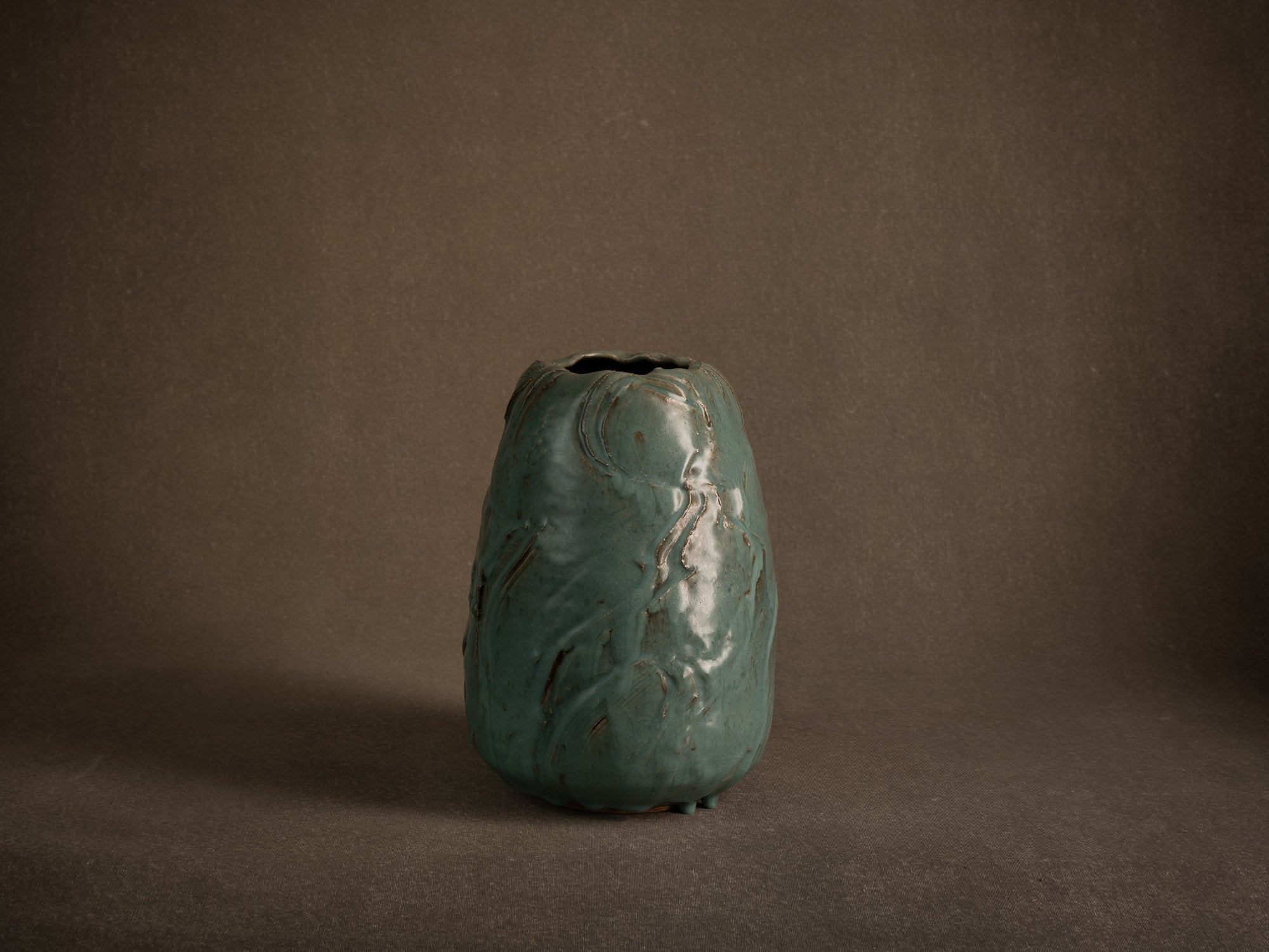Vase en grès céladon de Jean‑Luc & Sylvie Jourdain, France (vers 2000)..Celadon stoneware vase by Jean‑Luc and Sylvie Jourdain, France (circa 2000)