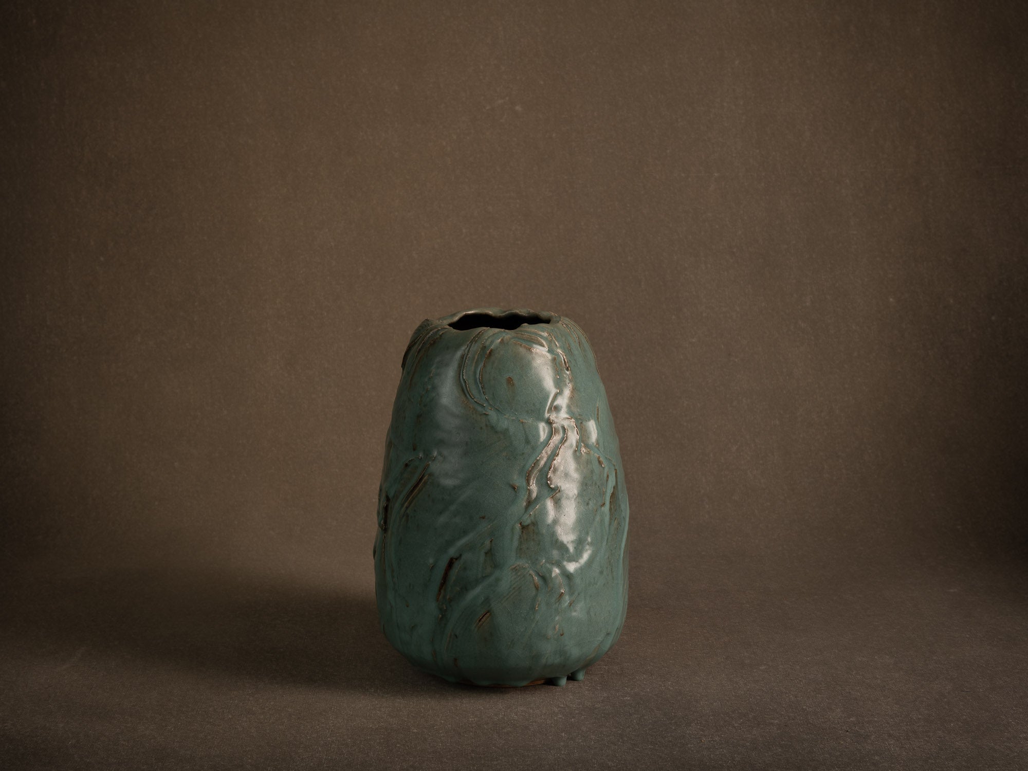Vase en grès céladon de Jean‑Luc & Sylvie Jourdain, France (vers 2000)..Celadon stoneware vase by Jean‑Luc and Sylvie Jourdain, France (circa 2000)