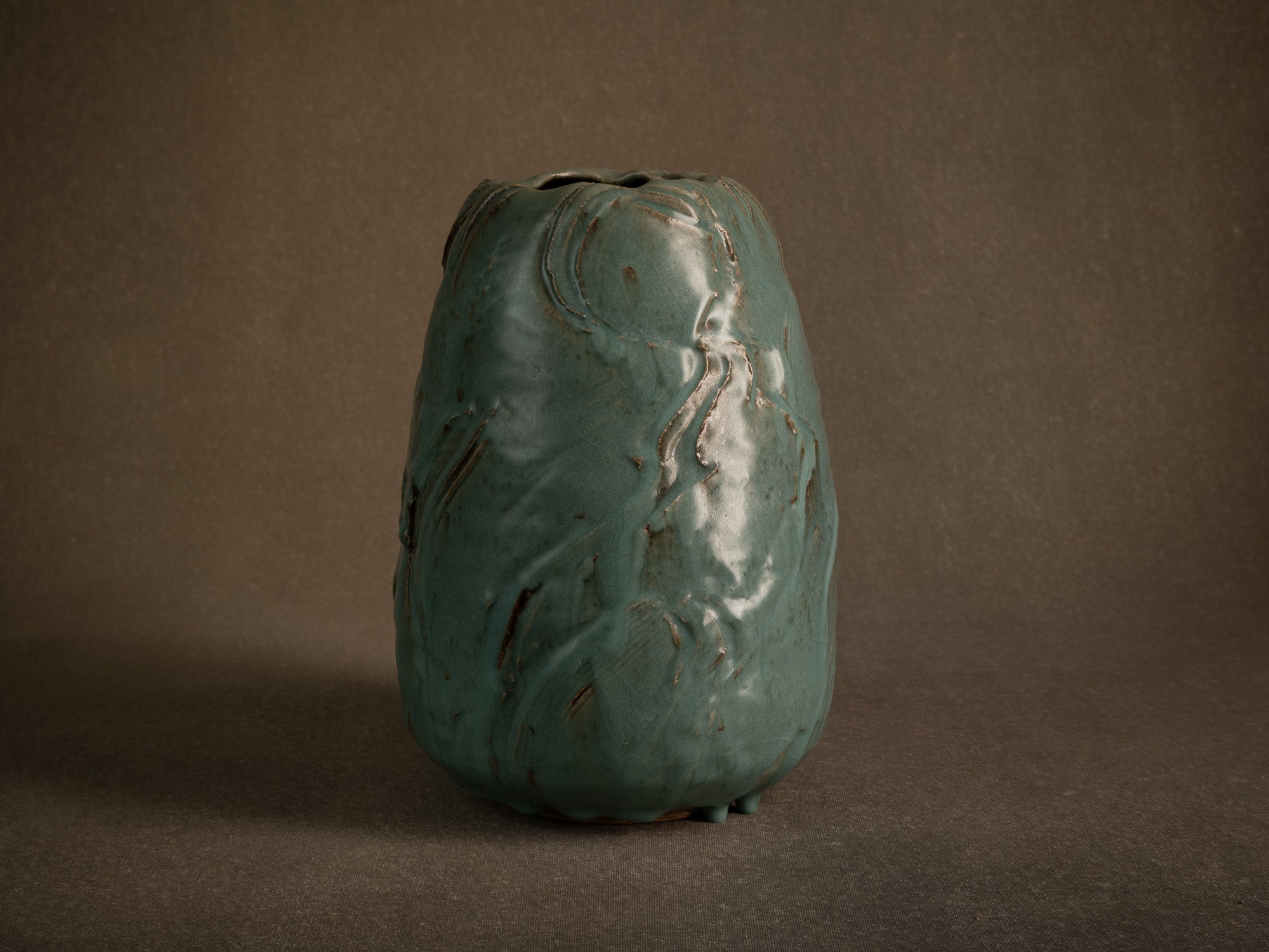 Vase en grès céladon de Jean‑Luc & Sylvie Jourdain, France (vers 2000)..Celadon stoneware vase by Jean‑Luc and Sylvie Jourdain, France (circa 2000)