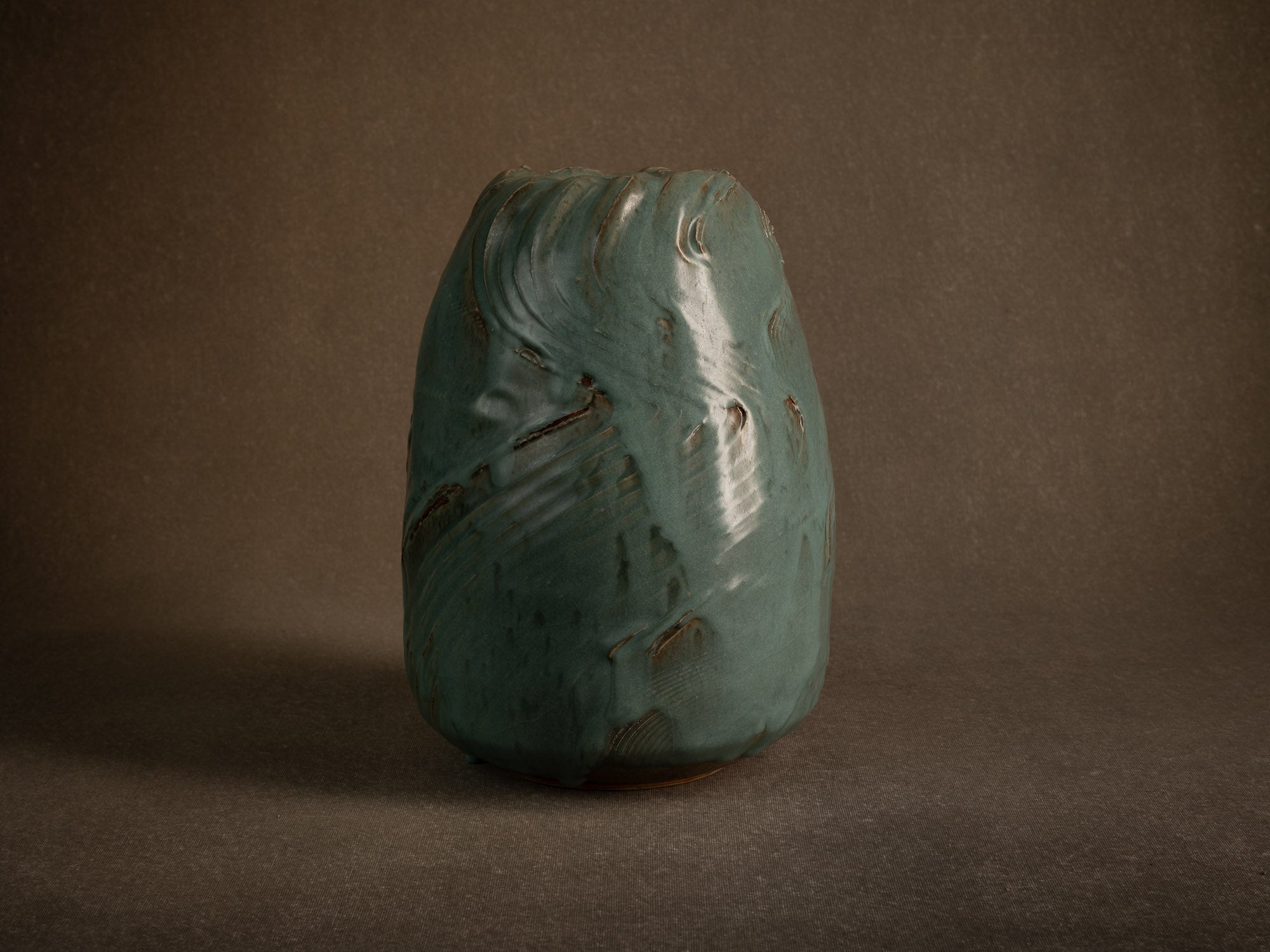 Vase en grès céladon de Jean‑Luc & Sylvie Jourdain, France (vers 2000)..Celadon stoneware vase by Jean‑Luc and Sylvie Jourdain, France (circa 2000)