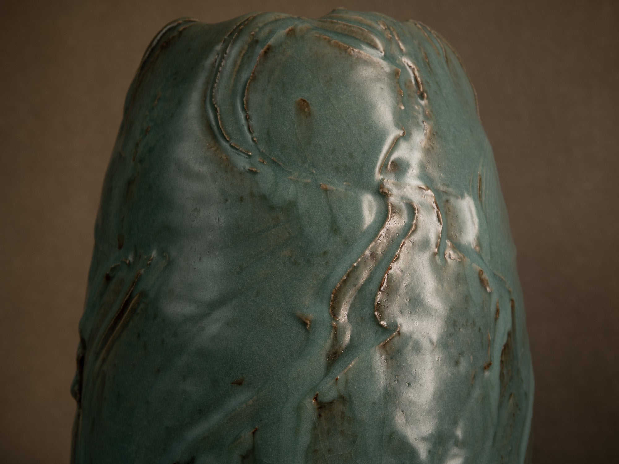 Vase en grès céladon de Jean‑Luc & Sylvie Jourdain, France (vers 2000)..Celadon stoneware vase by Jean‑Luc and Sylvie Jourdain, France (circa 2000)