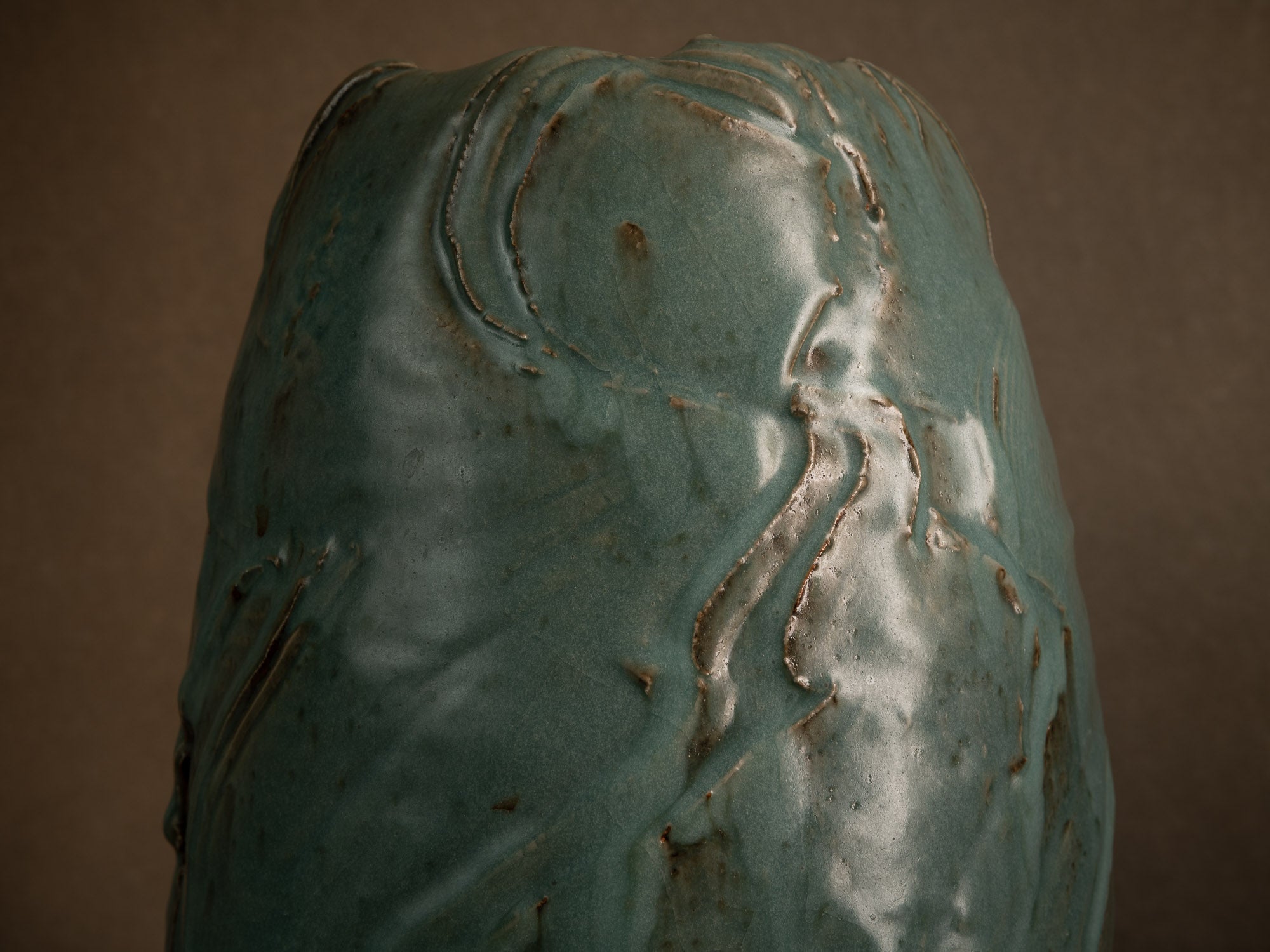 Vase en grès céladon de Jean‑Luc & Sylvie Jourdain, France (vers 2000)..Celadon stoneware vase by Jean‑Luc and Sylvie Jourdain, France (circa 2000)