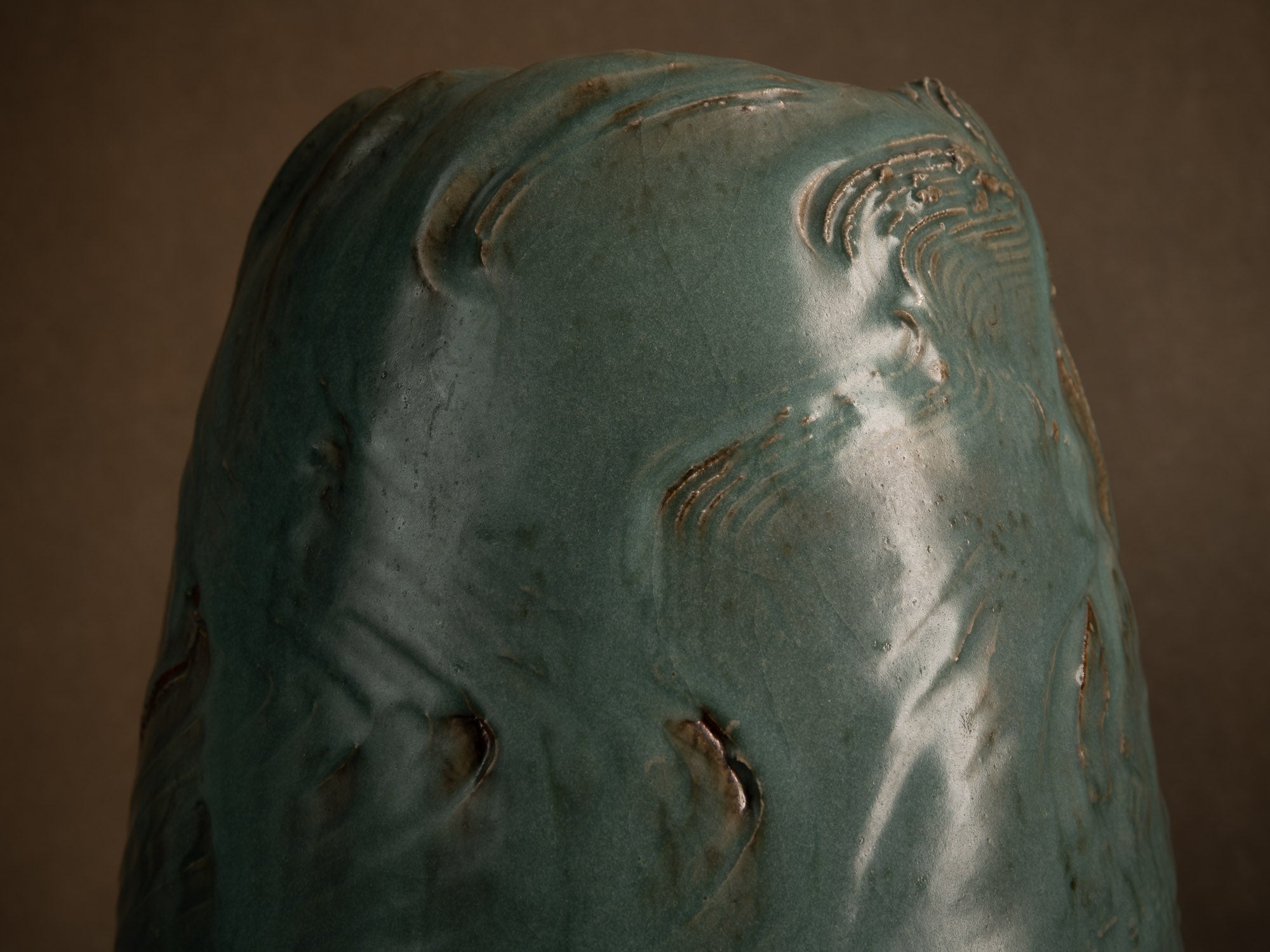 Vase en grès céladon de Jean‑Luc & Sylvie Jourdain, France (vers 2000)..Celadon stoneware vase by Jean‑Luc and Sylvie Jourdain, France (circa 2000)
