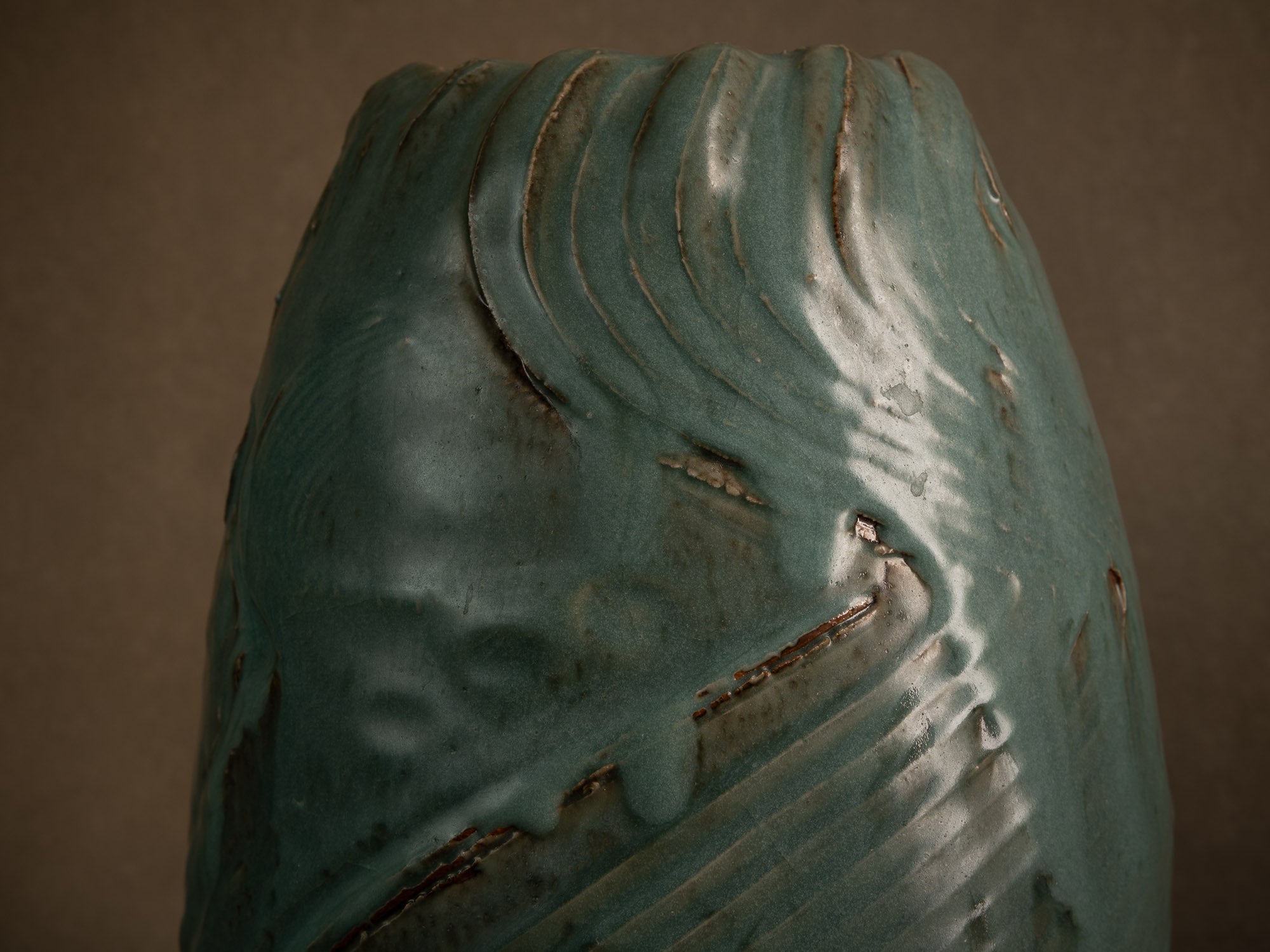 Vase en grès céladon de Jean‑Luc & Sylvie Jourdain, France (vers 2000)..Celadon stoneware vase by Jean‑Luc and Sylvie Jourdain, France (circa 2000)