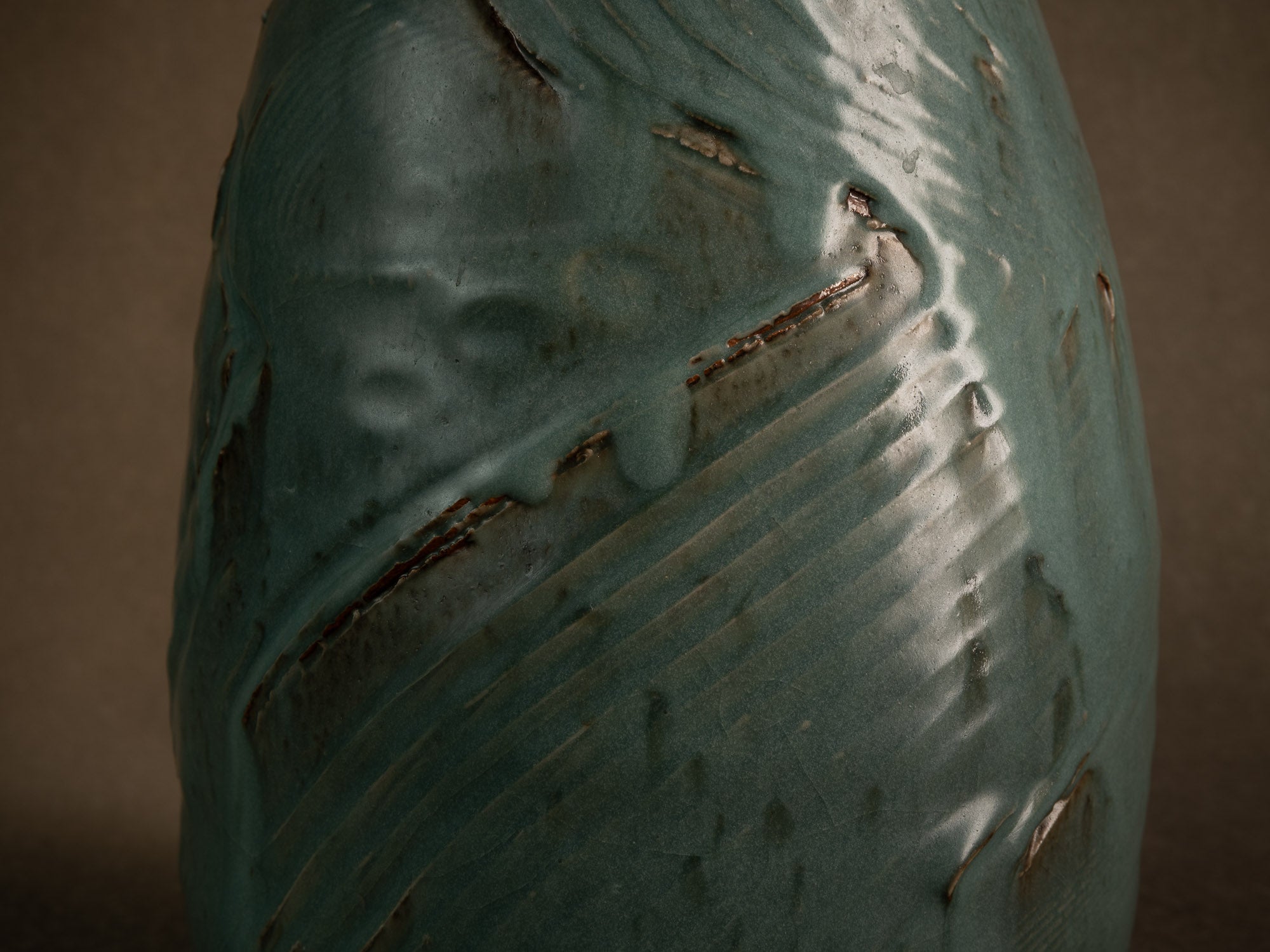 Vase en grès céladon de Jean‑Luc & Sylvie Jourdain, France (vers 2000)..Celadon stoneware vase by Jean‑Luc and Sylvie Jourdain, France (circa 2000)