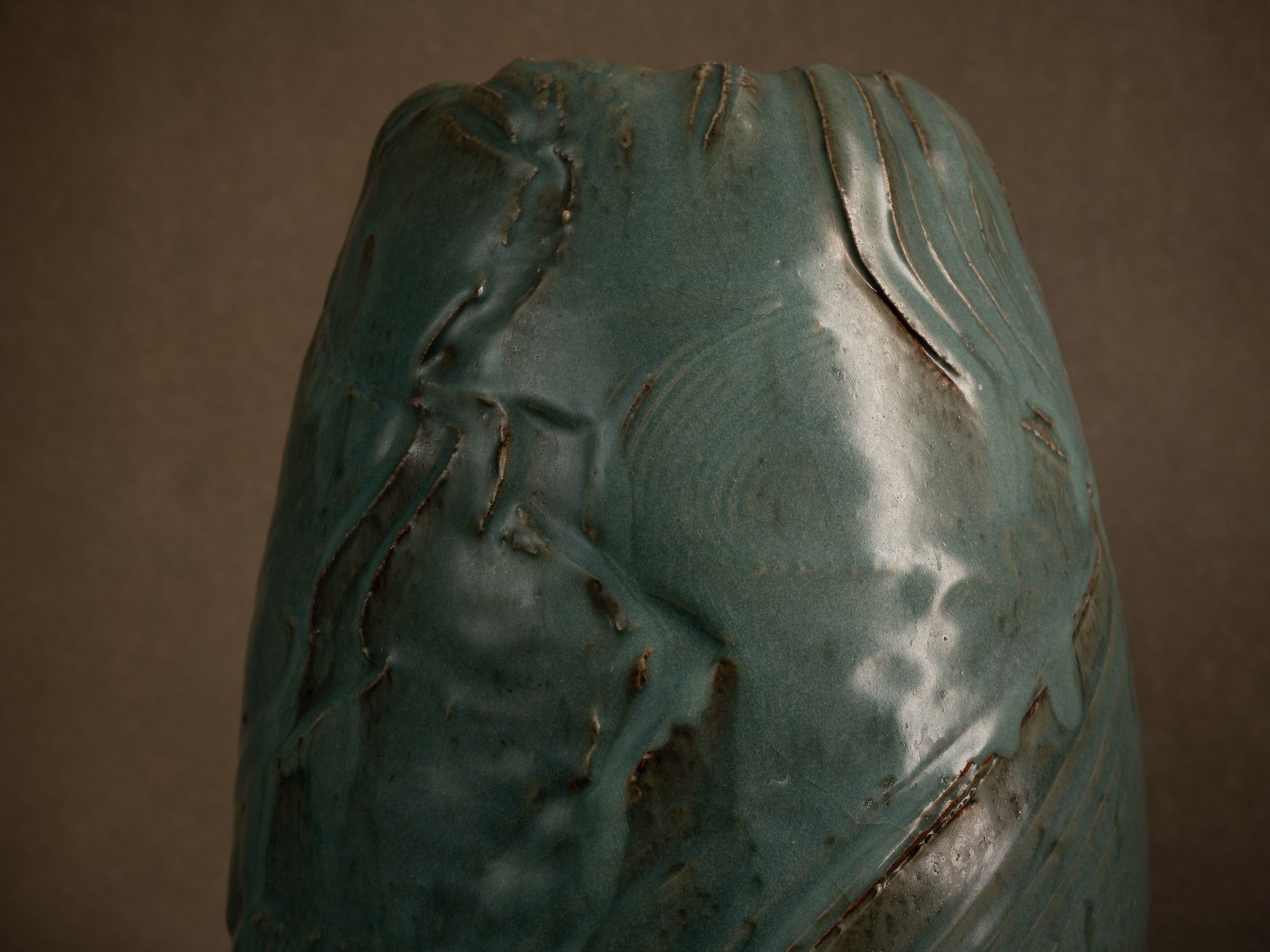 Vase en grès céladon de Jean‑Luc & Sylvie Jourdain, France (vers 2000)..Celadon stoneware vase by Jean‑Luc and Sylvie Jourdain, France (circa 2000)