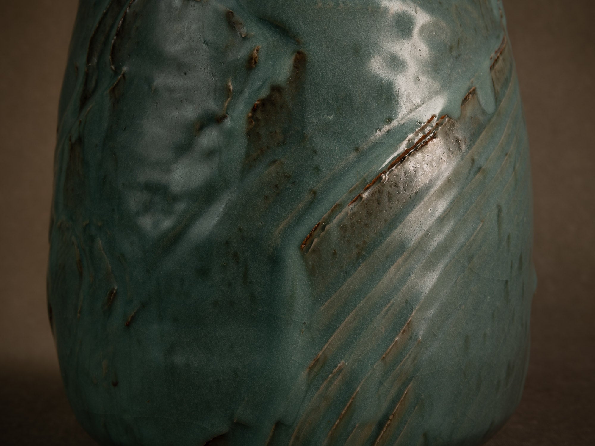 Vase en grès céladon de Jean‑Luc & Sylvie Jourdain, France (vers 2000)..Celadon stoneware vase by Jean‑Luc and Sylvie Jourdain, France (circa 2000)