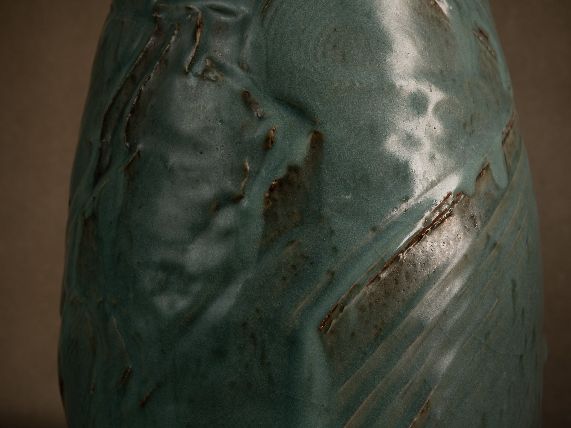 Vase en grès céladon de Jean‑Luc & Sylvie Jourdain, France (vers 2000)..Celadon stoneware vase by Jean‑Luc and Sylvie Jourdain, France (circa 2000)