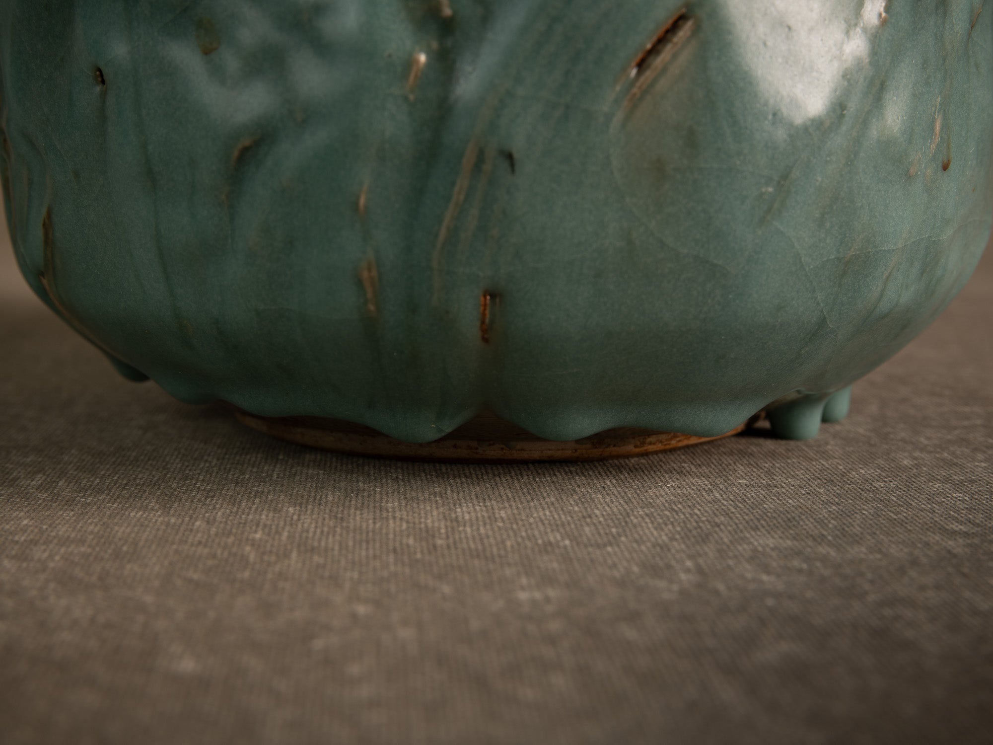 Vase en grès céladon de Jean‑Luc & Sylvie Jourdain, France (vers 2000)..Celadon stoneware vase by Jean‑Luc and Sylvie Jourdain, France (circa 2000)