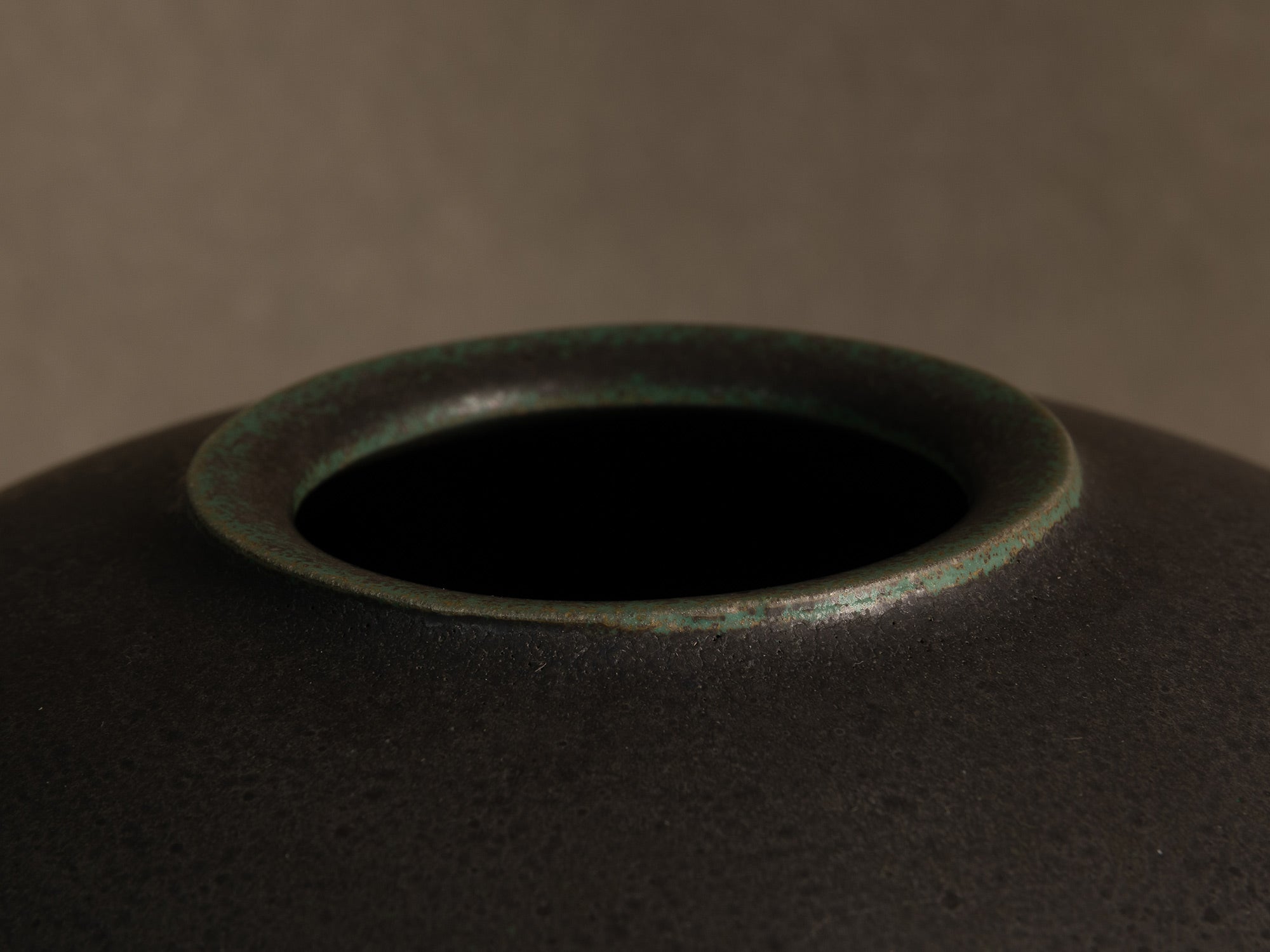 Vase boule en grès à couverte bronze, Japon (années 1970)..Solid stoneware ball vase with bronze glaze, Japan (1970s)