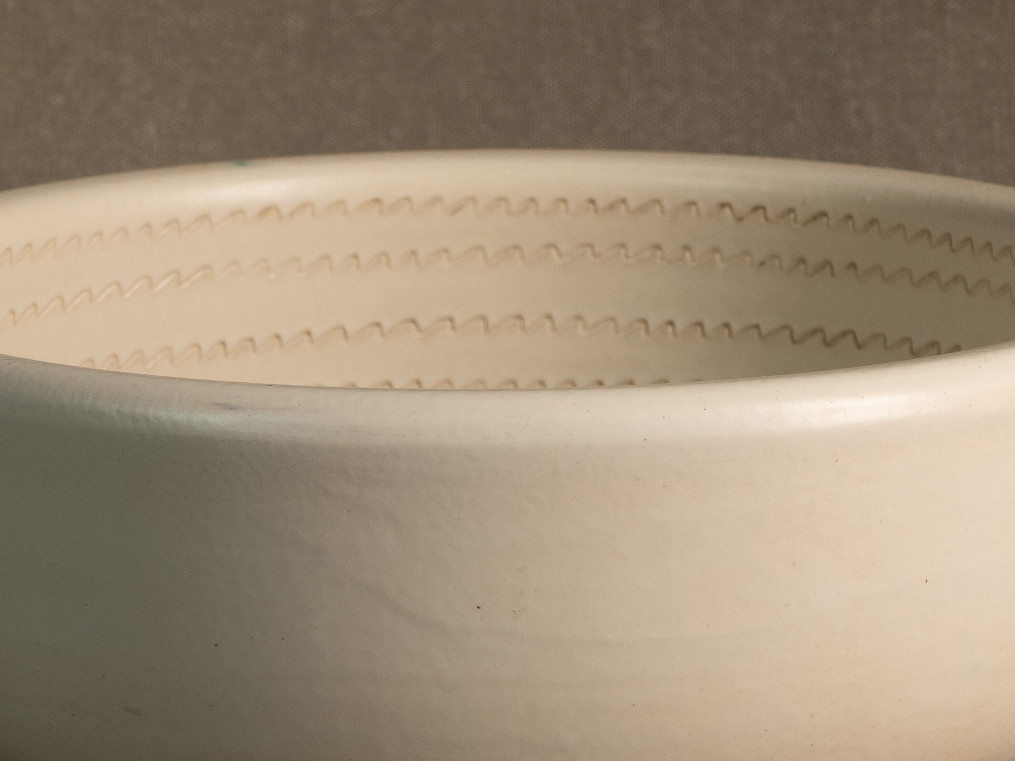Rare coupe de Fernand Elchinger à Soufflenheim, France (Fin des Années 1940)..Large bowl by Fernand Elchinger in Soufflenheim, France (Late 1940's)