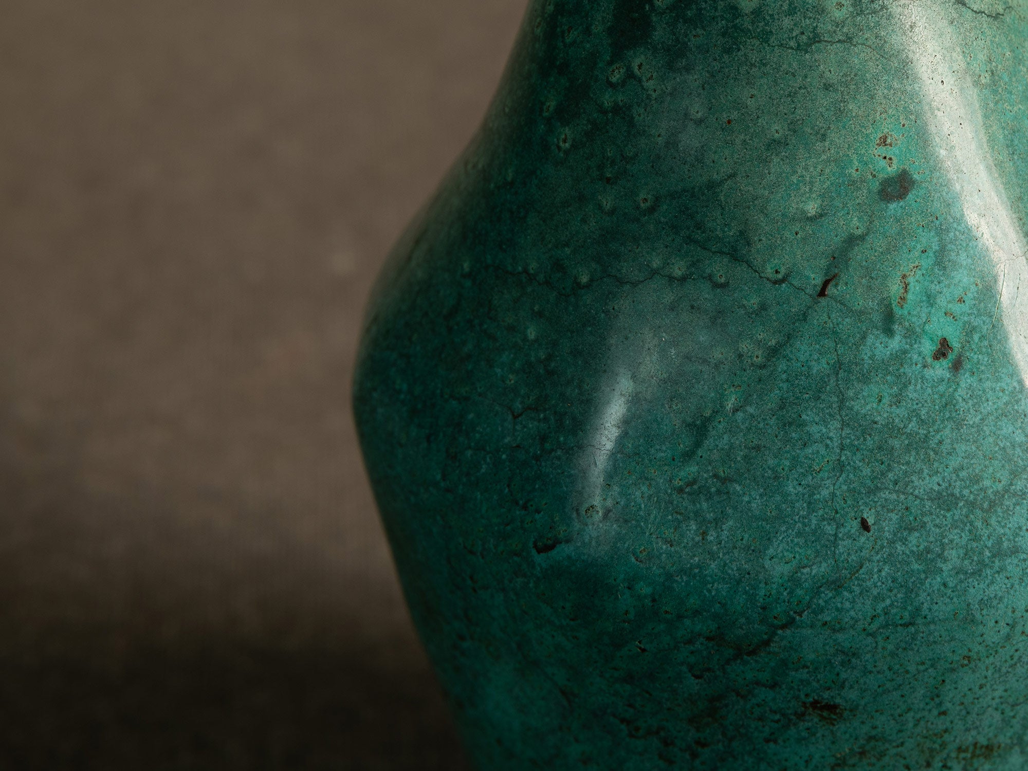 Lampe en bronze patiné d'inspiration néoclassique, Scandinavie (vers 1935-50)..Neoclassical-inspired patinated bronze lamp, Scandinavia (circa 1935-50)