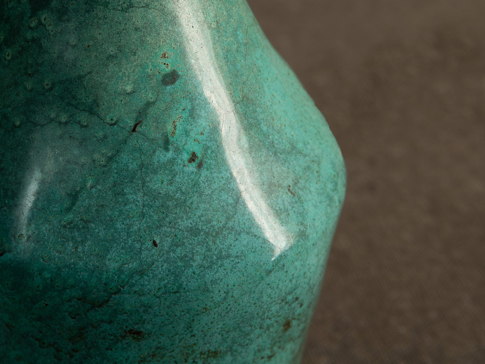 Lampe en bronze patiné d'inspiration néoclassique, Scandinavie (vers 1935-50)..Neoclassical-inspired patinated bronze lamp, Scandinavia (circa 1935-50)